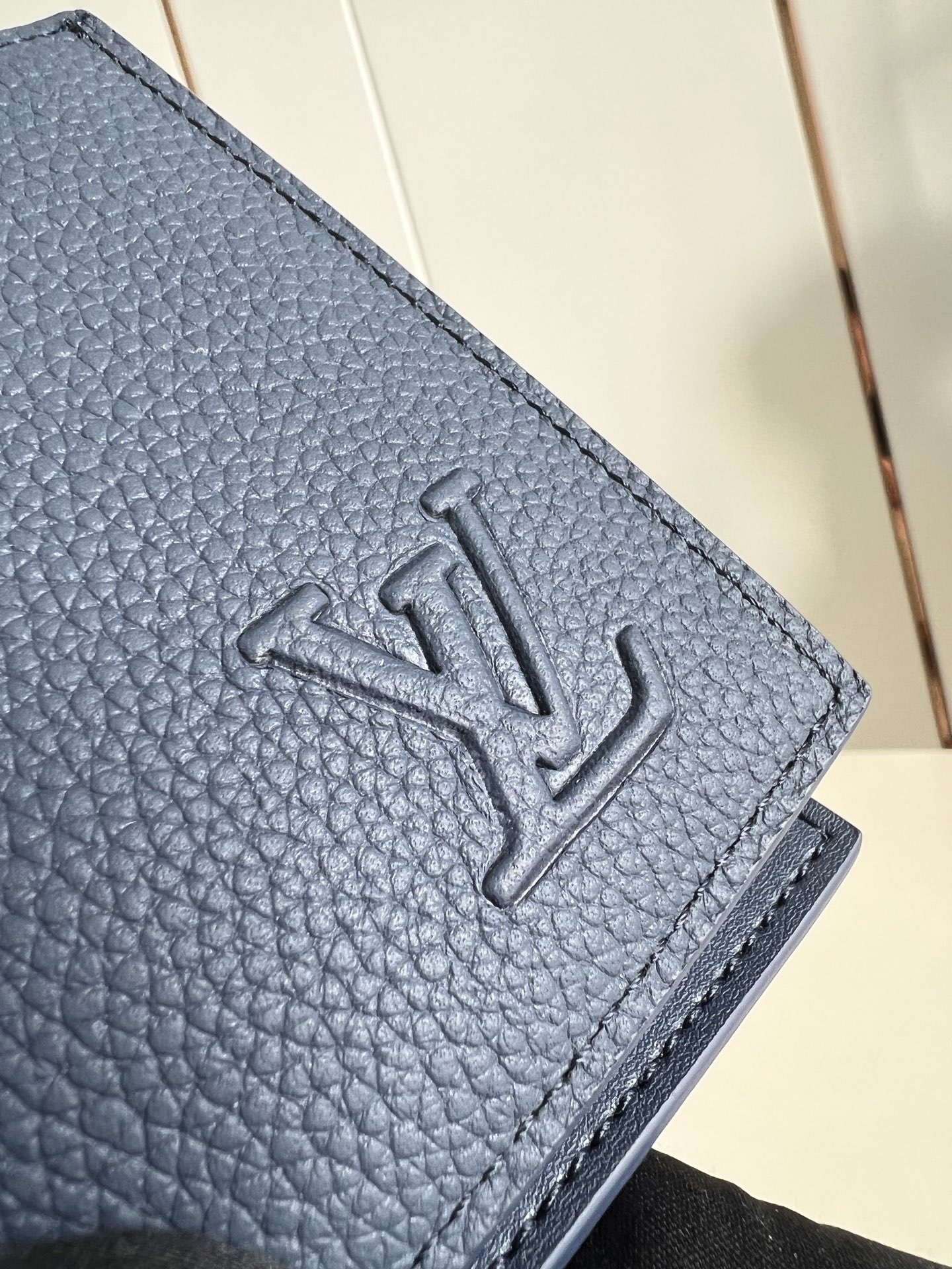 【顶级原单 M25982宝蓝 】Marco 钱包采用 Monogram 帆布制造，设有多个口袋，可供放置