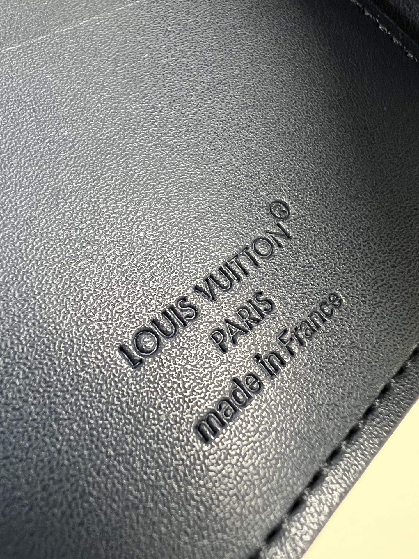 【顶级原单 M25982宝蓝 】Marco 钱包采用 Monogram 帆布制造，设有多个口袋，可供放置