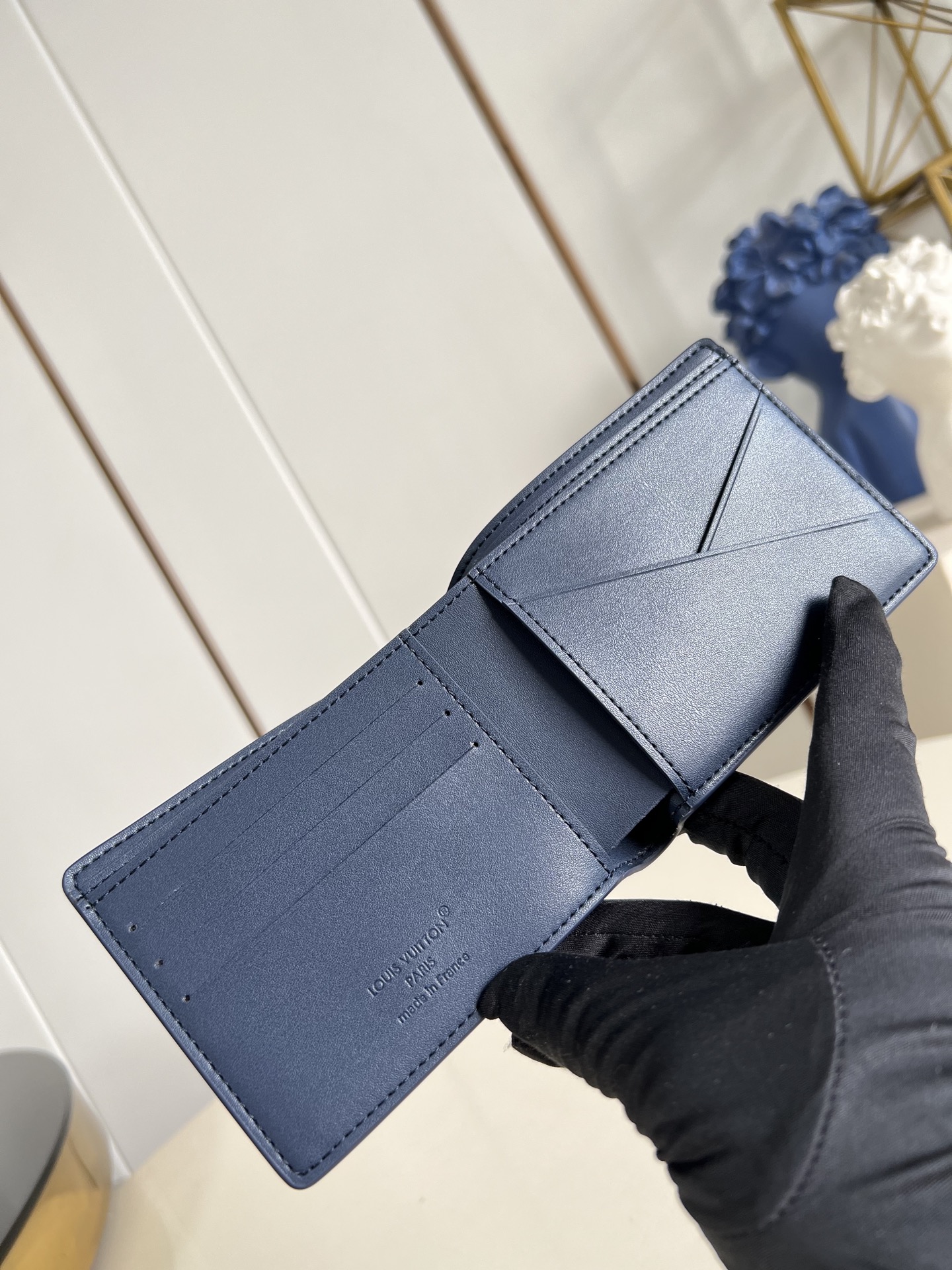 【顶级原单 M25983宝蓝 】Multiple 钱包采用 Monogram 帆布制造，设有多个口袋，可