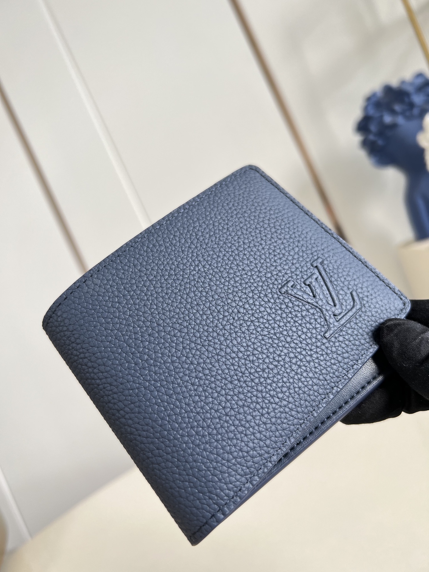 【顶级原单 M25983宝蓝 】Multiple 钱包采用 Monogram 帆布制造，设有多个口袋，可