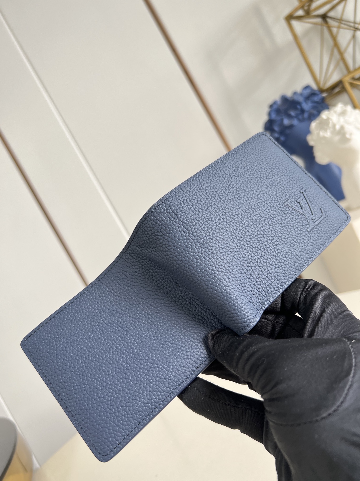 【顶级原单 M25983宝蓝 】Multiple 钱包采用 Monogram 帆布制造，设有多个口袋，可