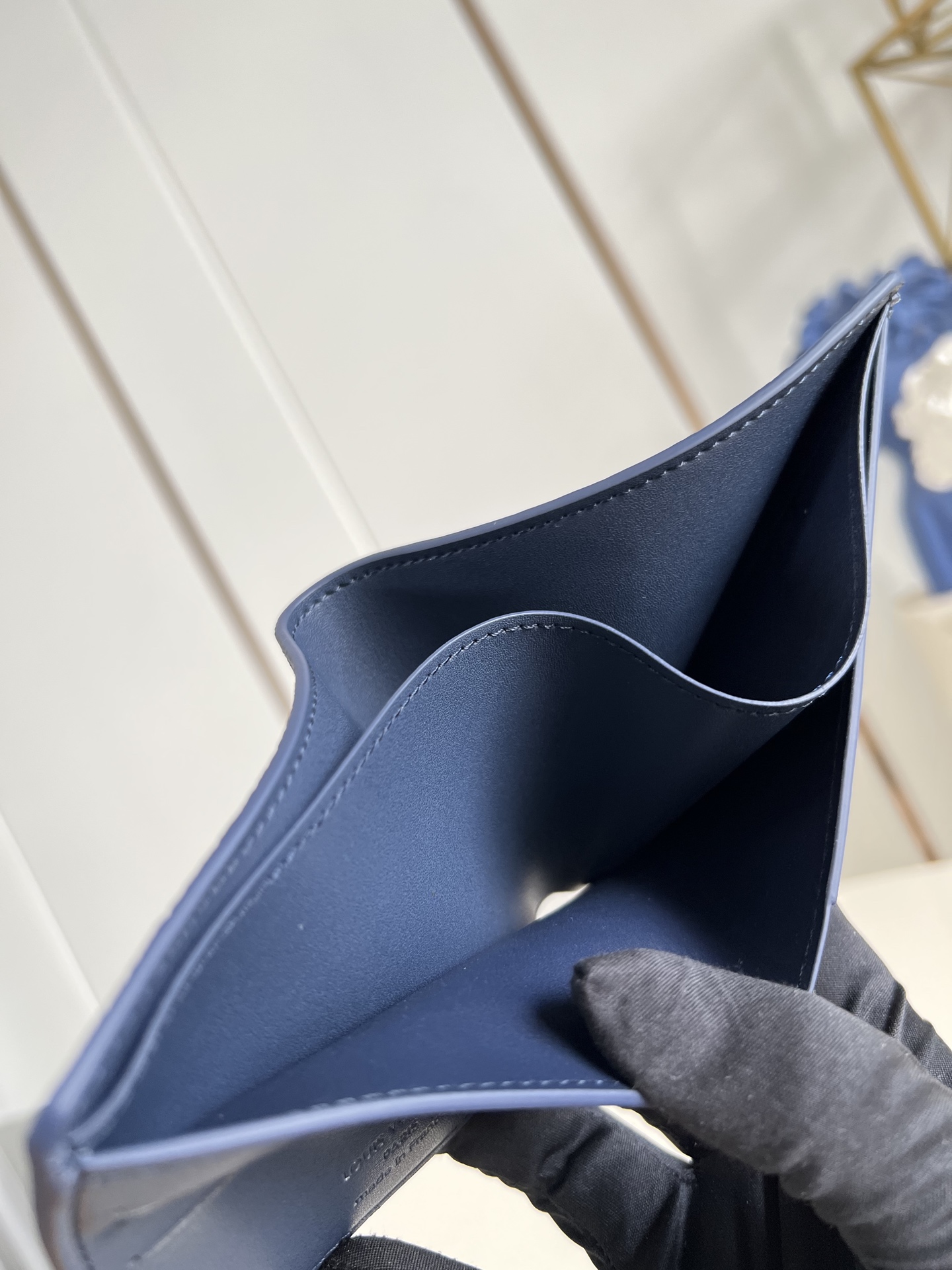 【顶级原单 M25983宝蓝 】Multiple 钱包采用 Monogram 帆布制造，设有多个口袋，可