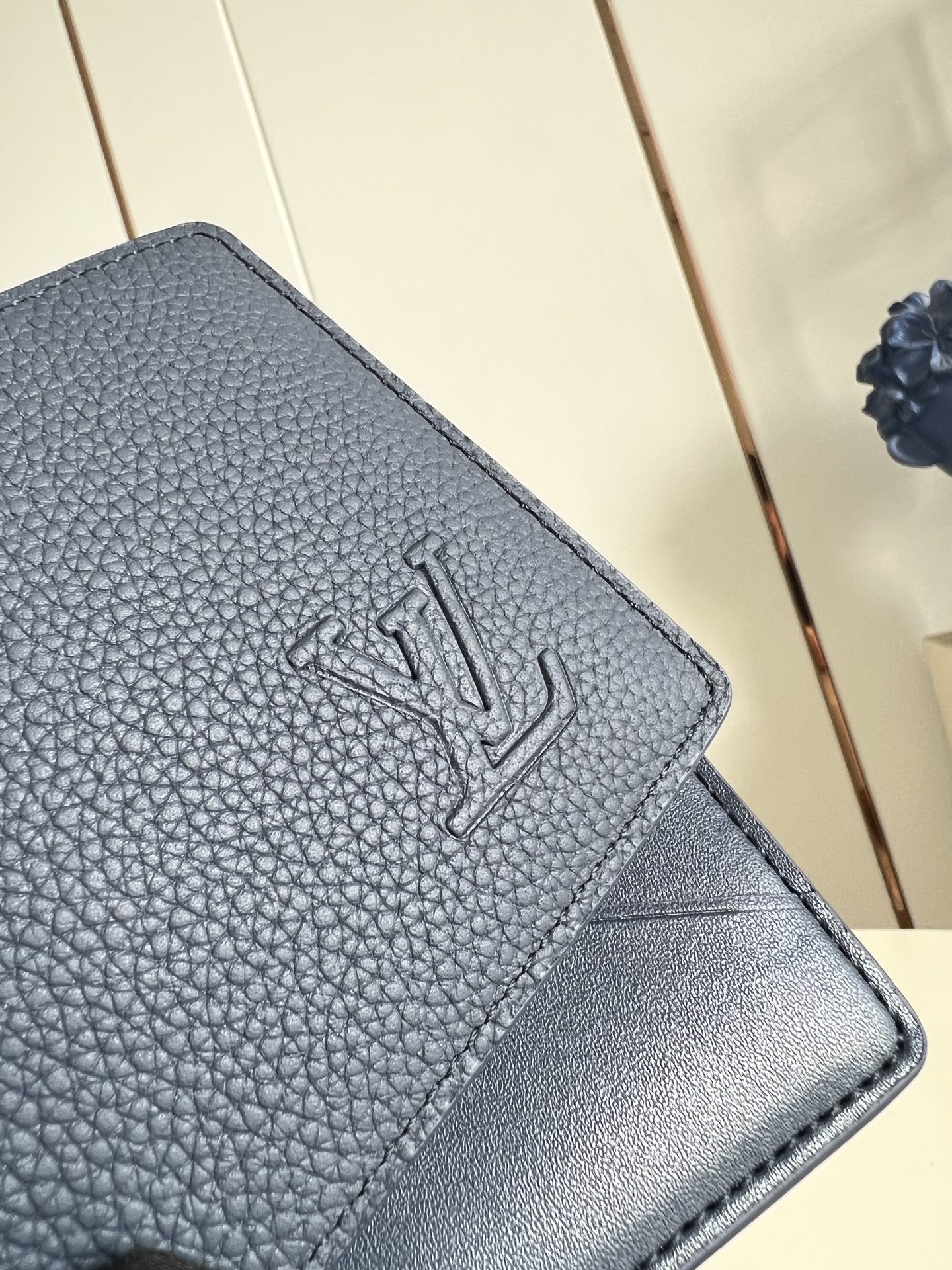 【顶级原单 M25983宝蓝 】Multiple 钱包采用 Monogram 帆布制造，设有多个口袋，可