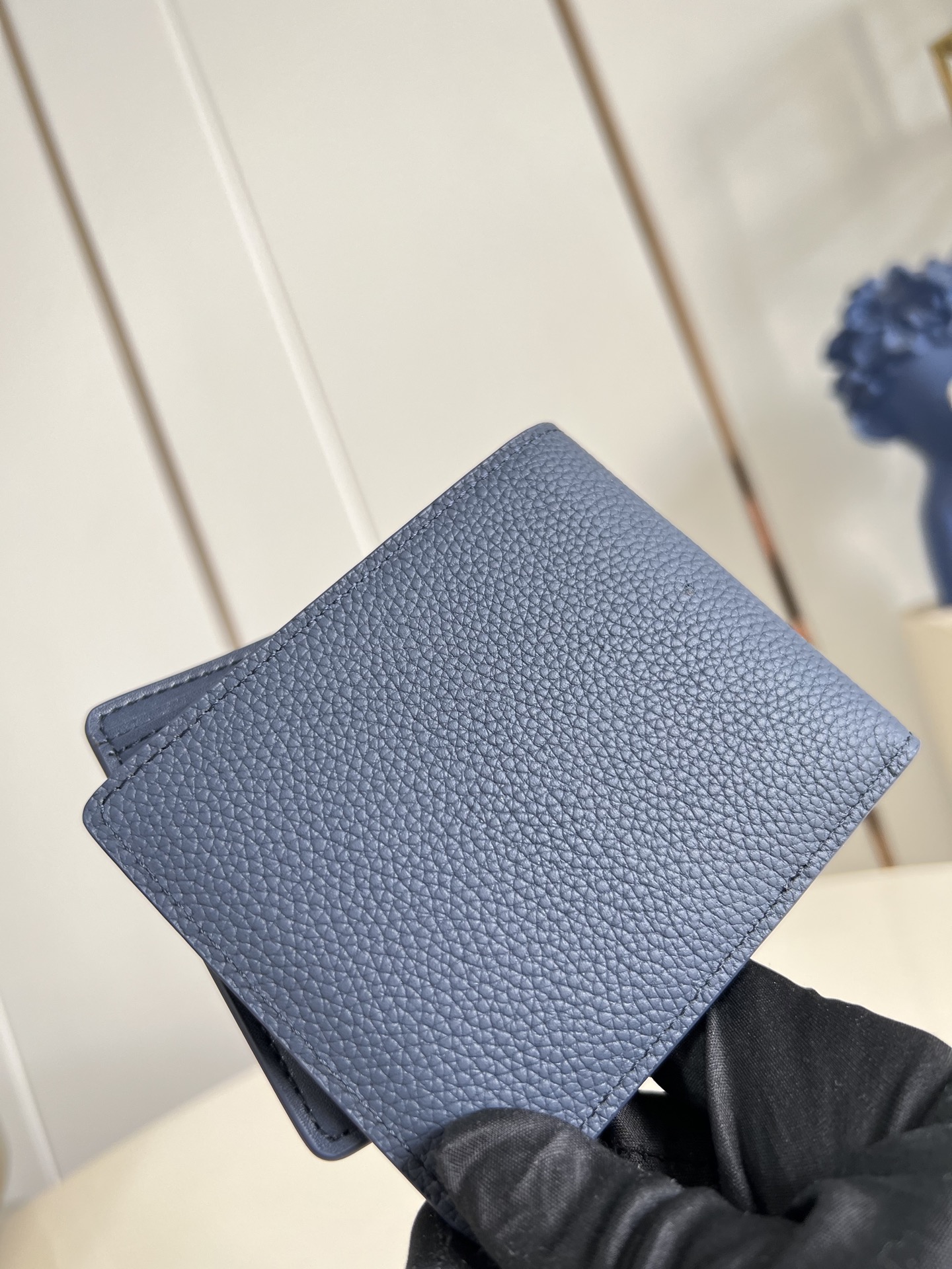 【顶级原单 M25983宝蓝 】Multiple 钱包采用 Monogram 帆布制造，设有多个口袋，可