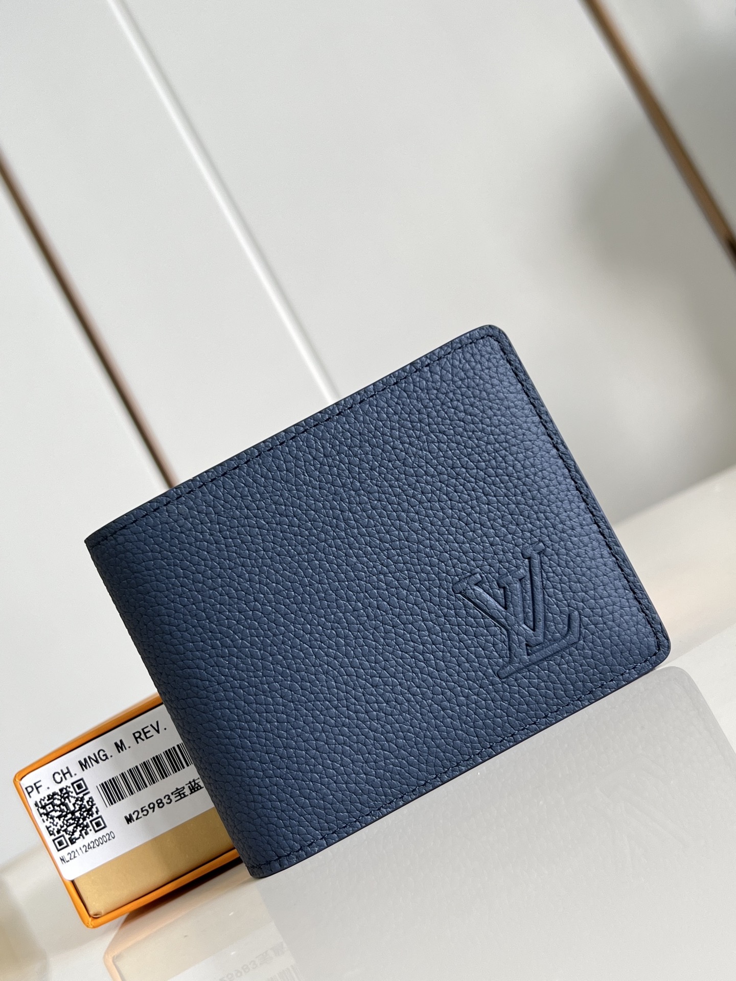 【顶级原单 M25983宝蓝 】Multiple 钱包采用 Monogram 帆布制造，设有多个口袋，可