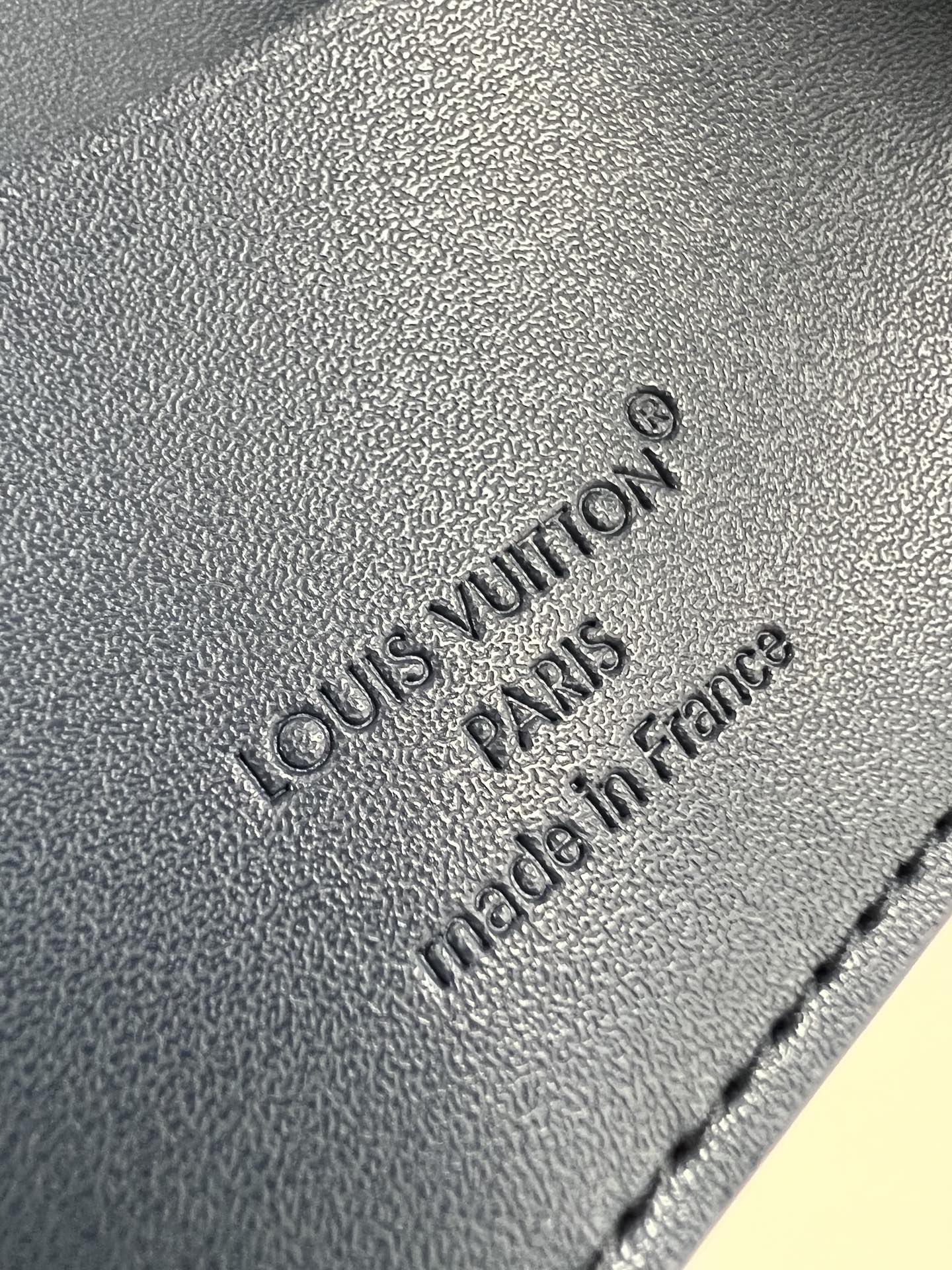 【顶级原单 M25983宝蓝 】Multiple 钱包采用 Monogram 帆布制造，设有多个口袋，可