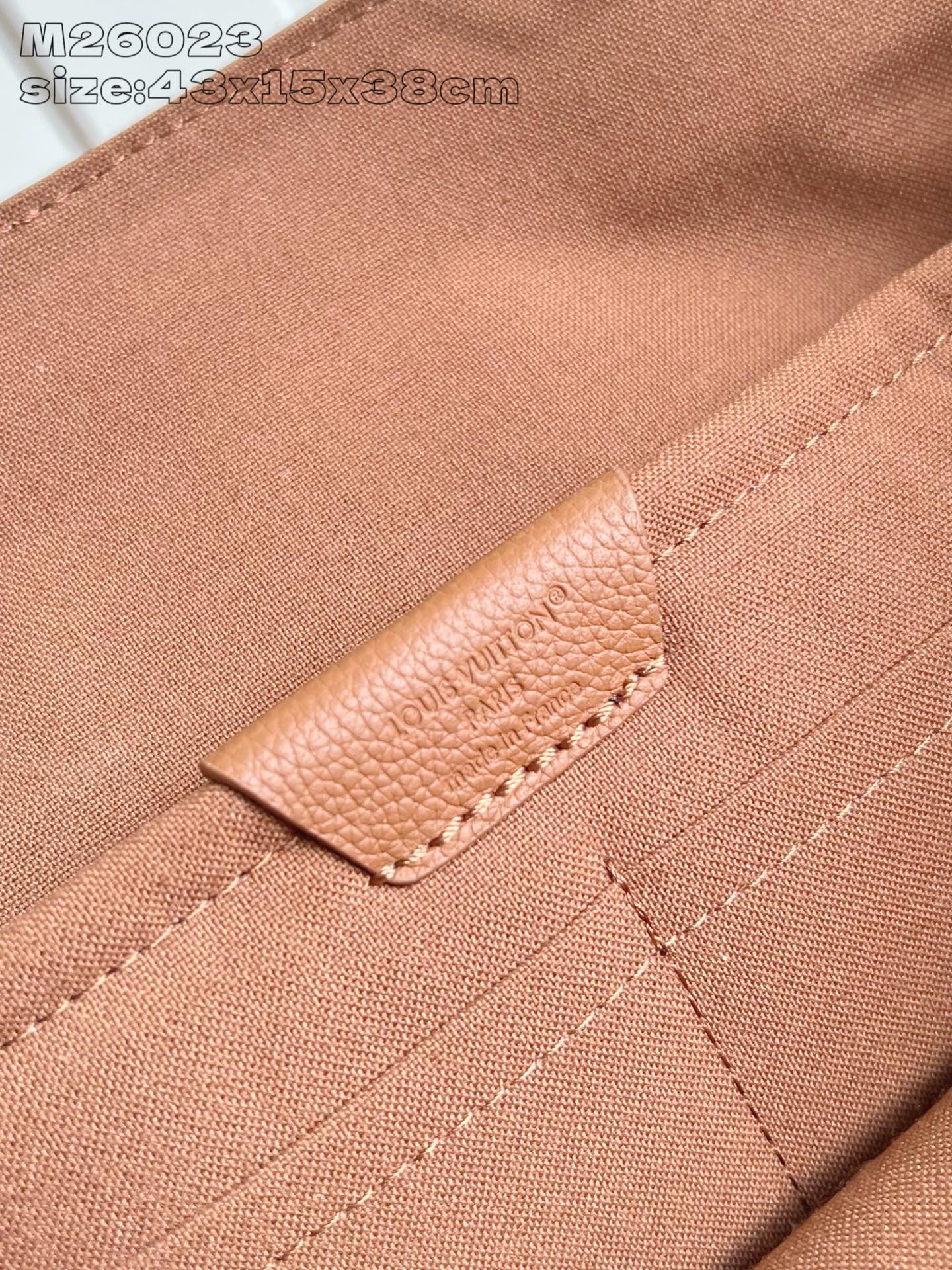 【顶级原单 M26023棕 】Fastline 双肩包取材柔软耐磨的蜡面牛皮革，以粒面纹理和压纹 LV 