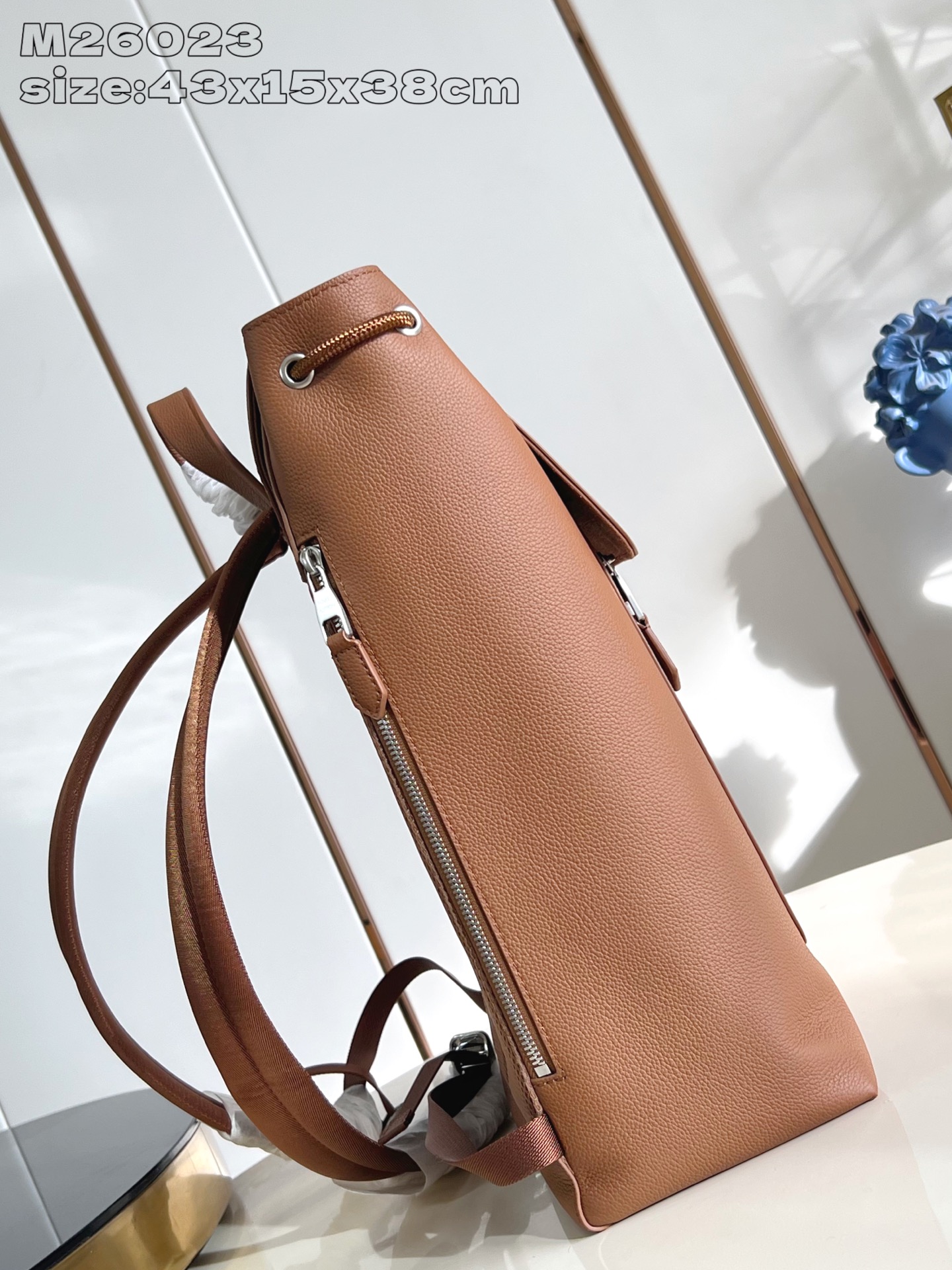 【顶级原单 M26023棕 】Fastline 双肩包取材柔软耐磨的蜡面牛皮革，以粒面纹理和压纹 LV 