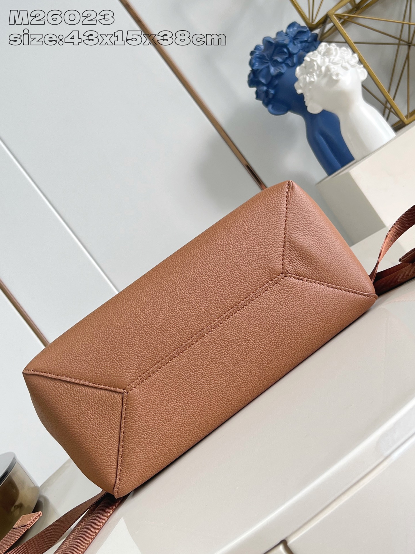 【顶级原单 M26023棕 】Fastline 双肩包取材柔软耐磨的蜡面牛皮革，以粒面纹理和压纹 LV 