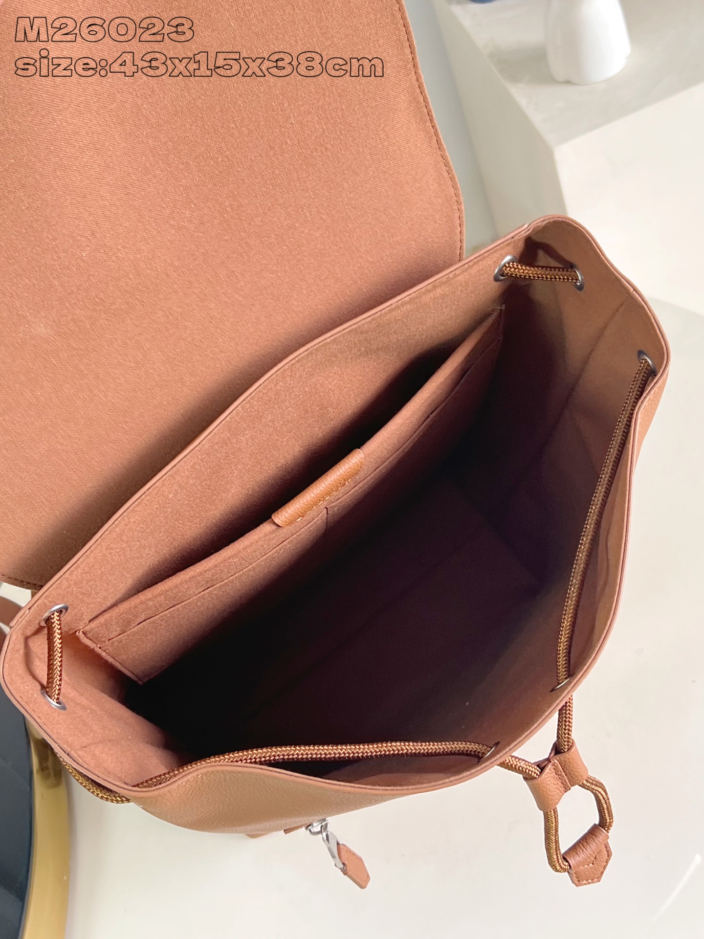 【顶级原单 M26023棕 】Fastline 双肩包取材柔软耐磨的蜡面牛皮革，以粒面纹理和压纹 LV 