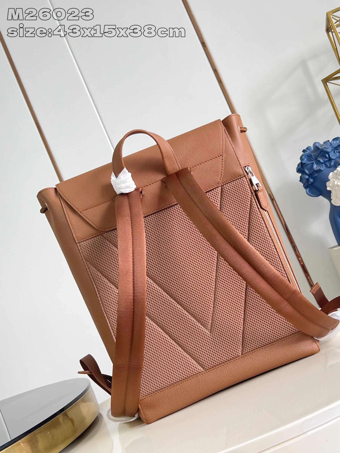 【顶级原单 M26023棕 】Fastline 双肩包取材柔软耐磨的蜡面牛皮革，以粒面纹理和压纹 LV 