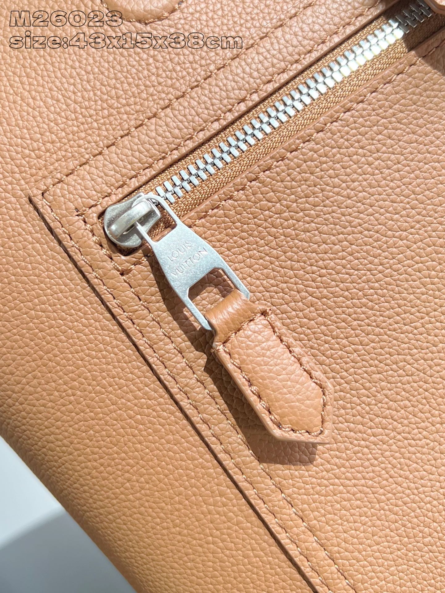 【顶级原单 M26023棕 】Fastline 双肩包取材柔软耐磨的蜡面牛皮革，以粒面纹理和压纹 LV 