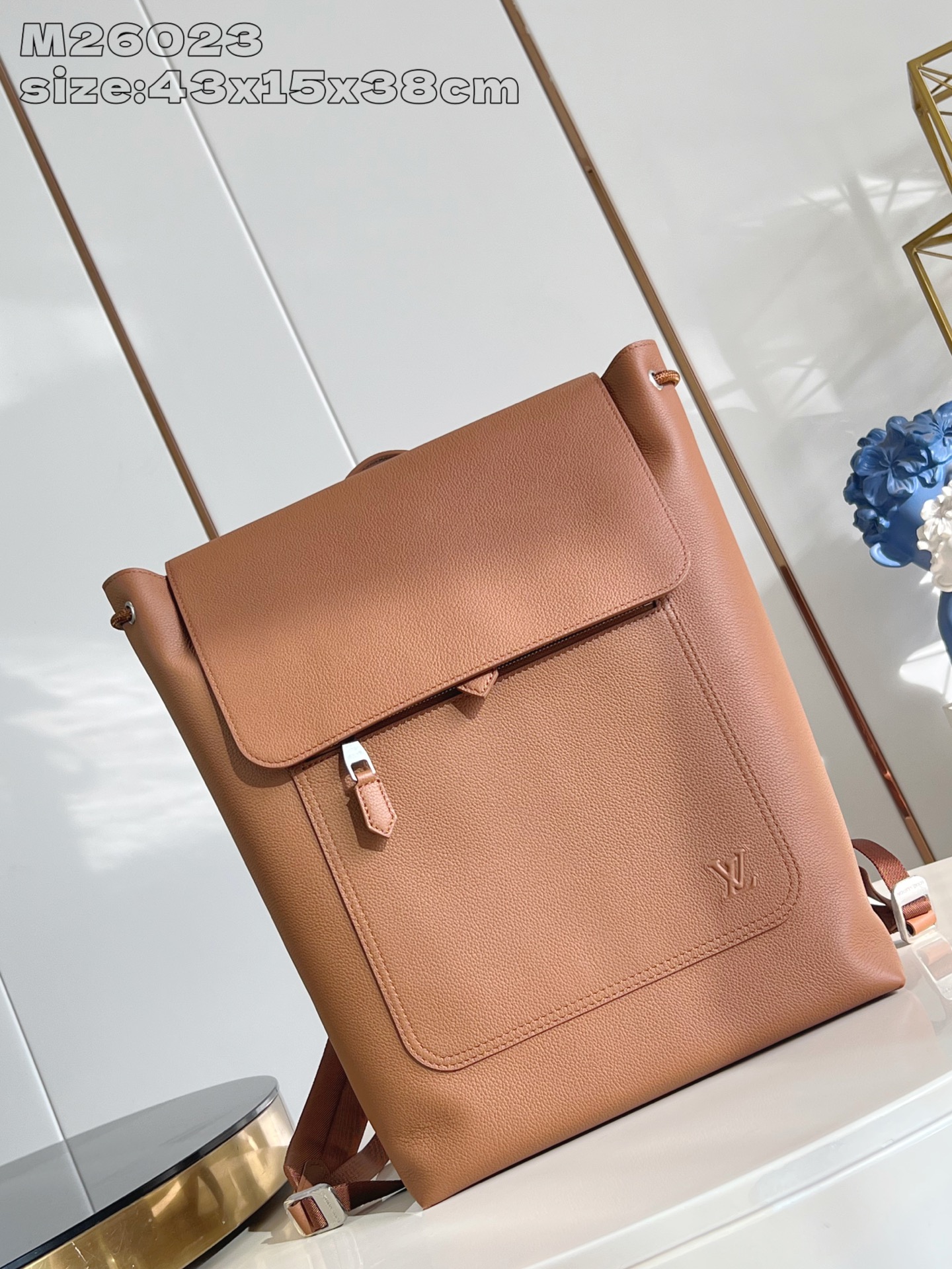 【顶级原单 M26023棕 】Fastline 双肩包取材柔软耐磨的蜡面牛皮革，以粒面纹理和压纹 LV 