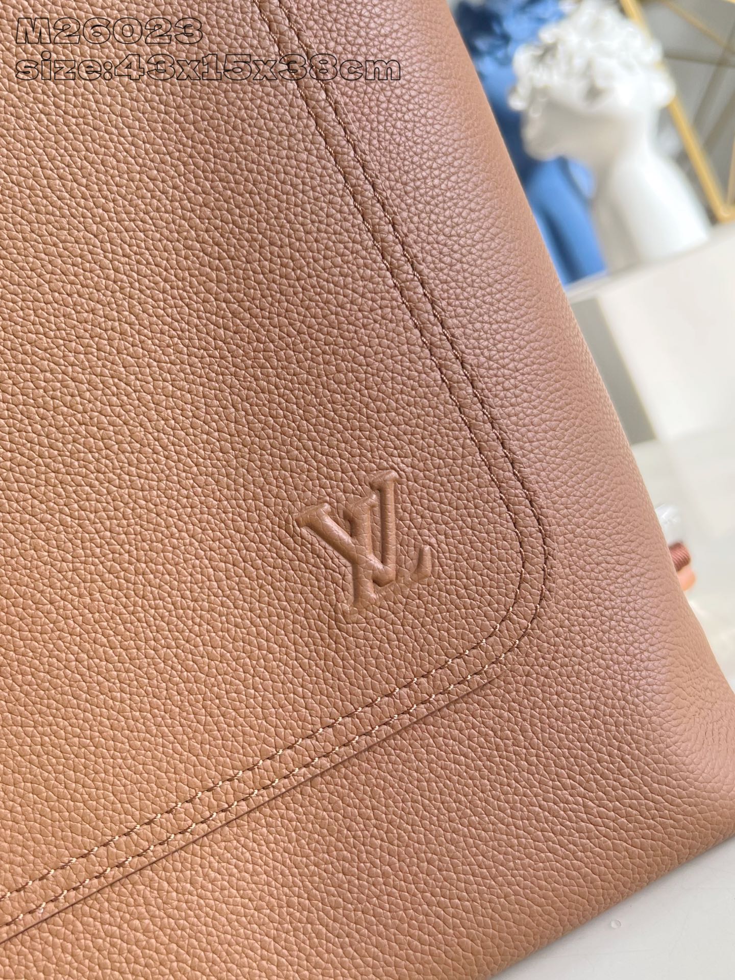 【顶级原单 M26023棕 】Fastline 双肩包取材柔软耐磨的蜡面牛皮革，以粒面纹理和压纹 LV 