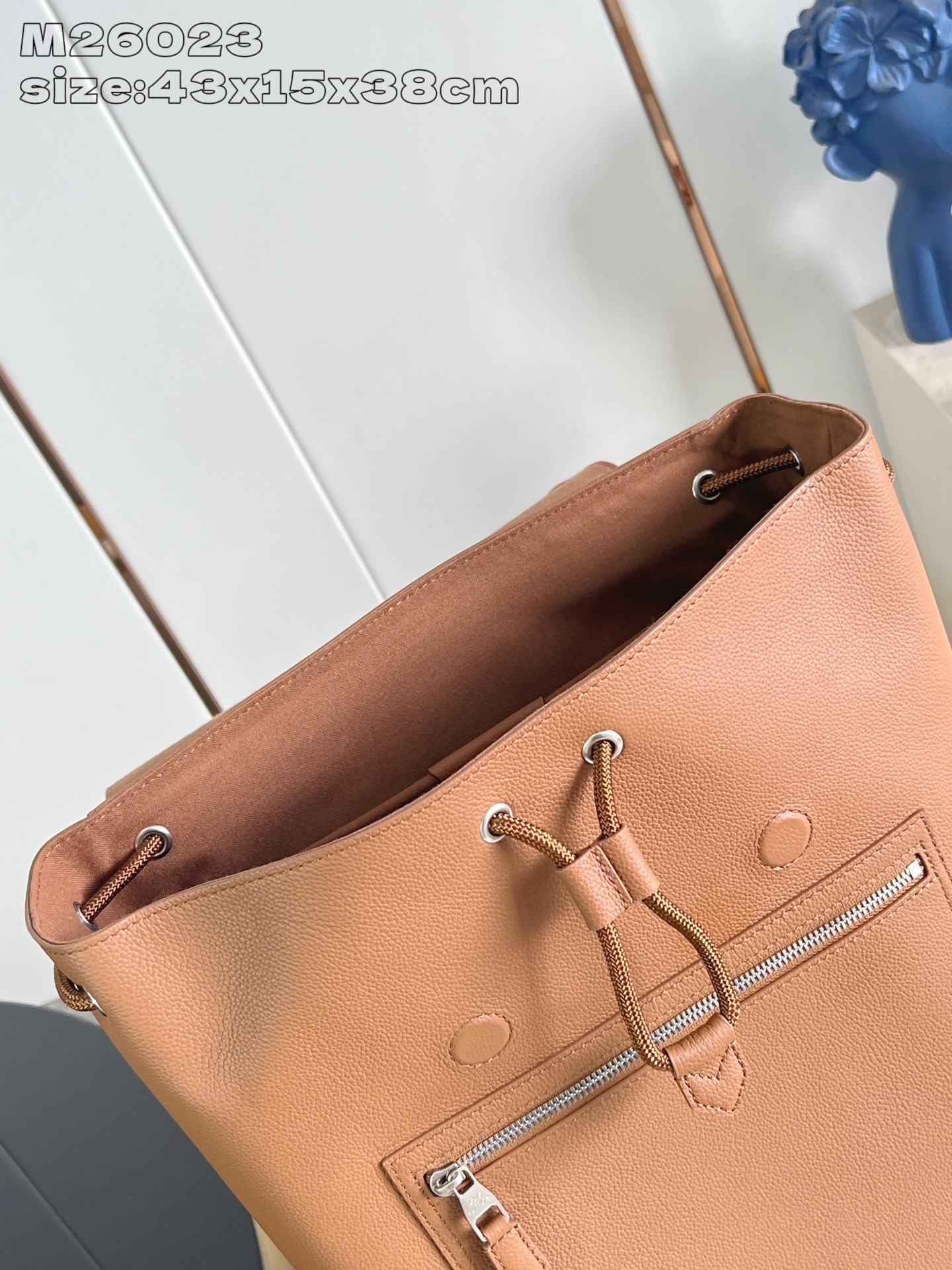 【顶级原单 M26023棕 】Fastline 双肩包取材柔软耐磨的蜡面牛皮革，以粒面纹理和压纹 LV 