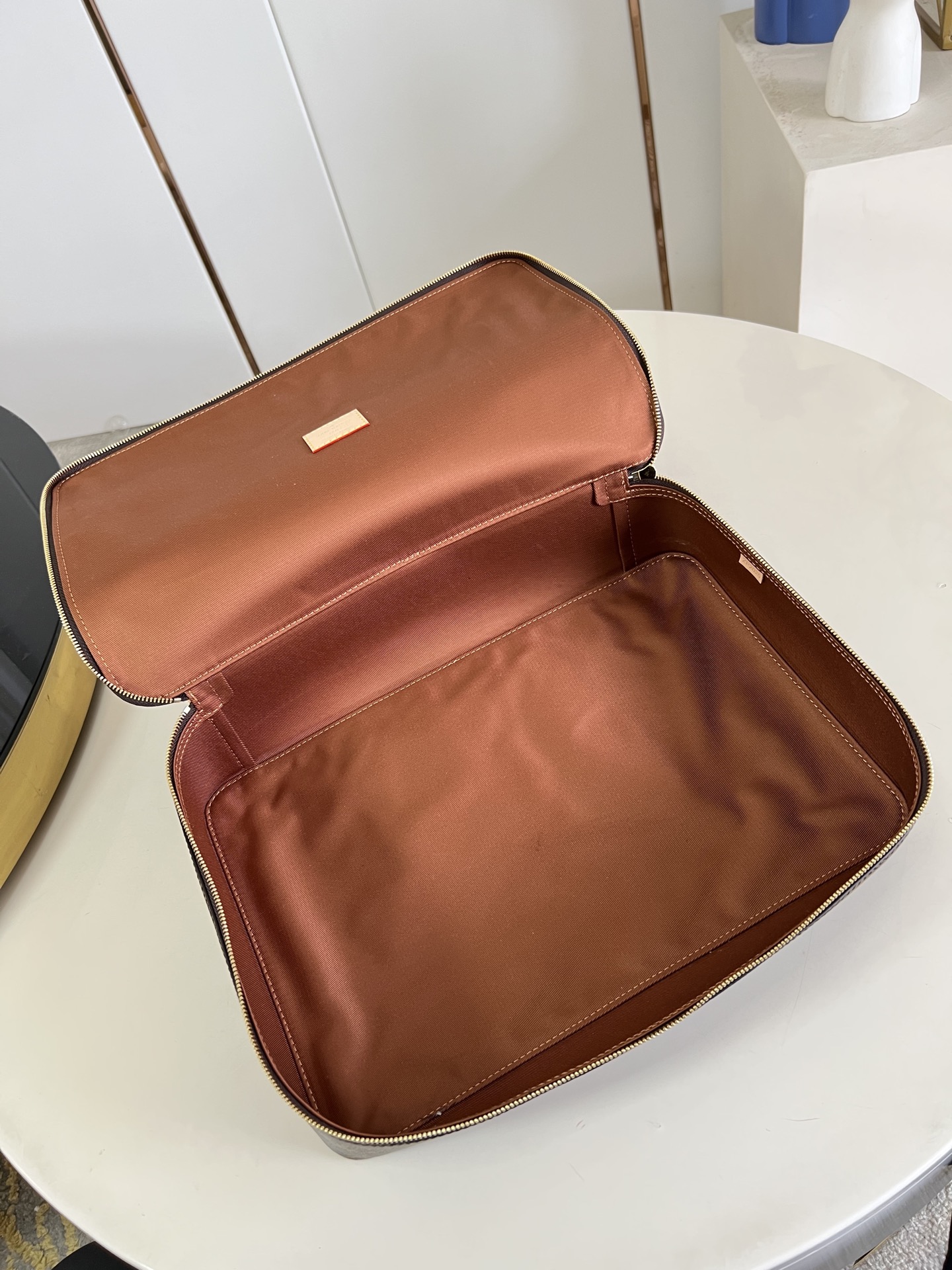 【顶级原单 M43690老花 】本款 Packing Cube 大号收纳包为路易威登收纳艺术新作，以 M