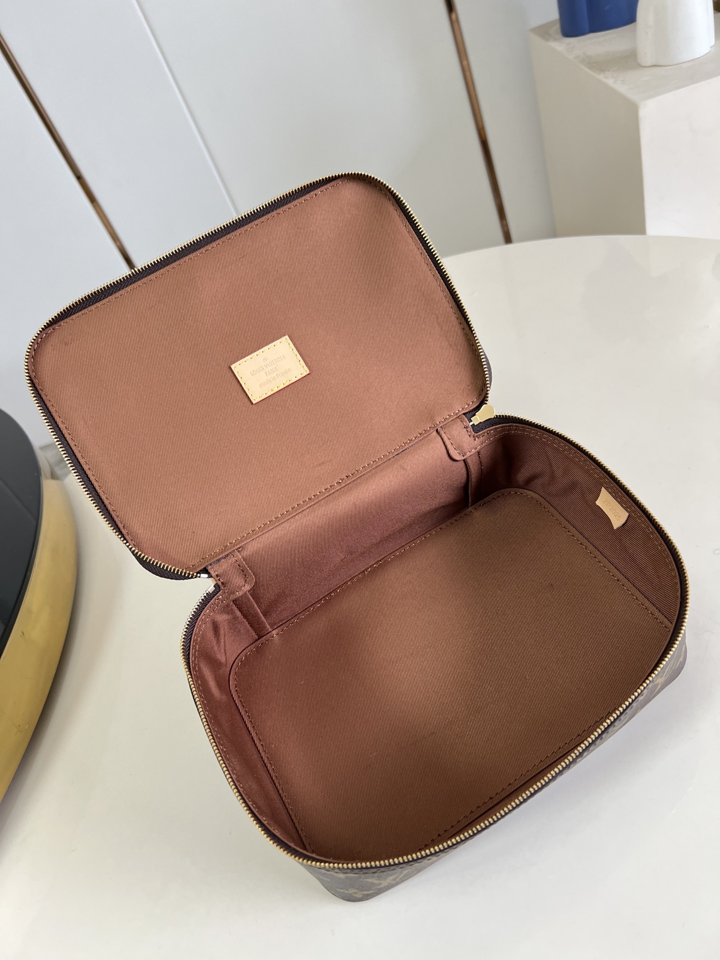 【顶级原单 M43689老花 】本款 Packing Cube 中号收纳包为路易威登收纳艺术新作，以 M