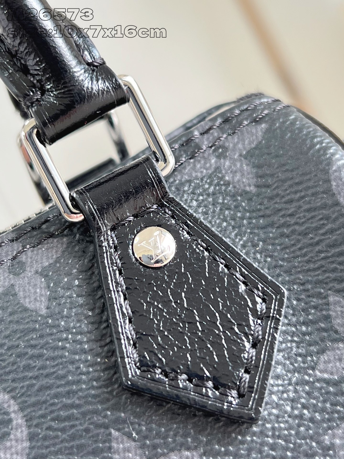 【顶级原单 M26573/全钢版 】本款 Nano Speedy 手袋采用帆布塑造玲珑构型，以 Mono