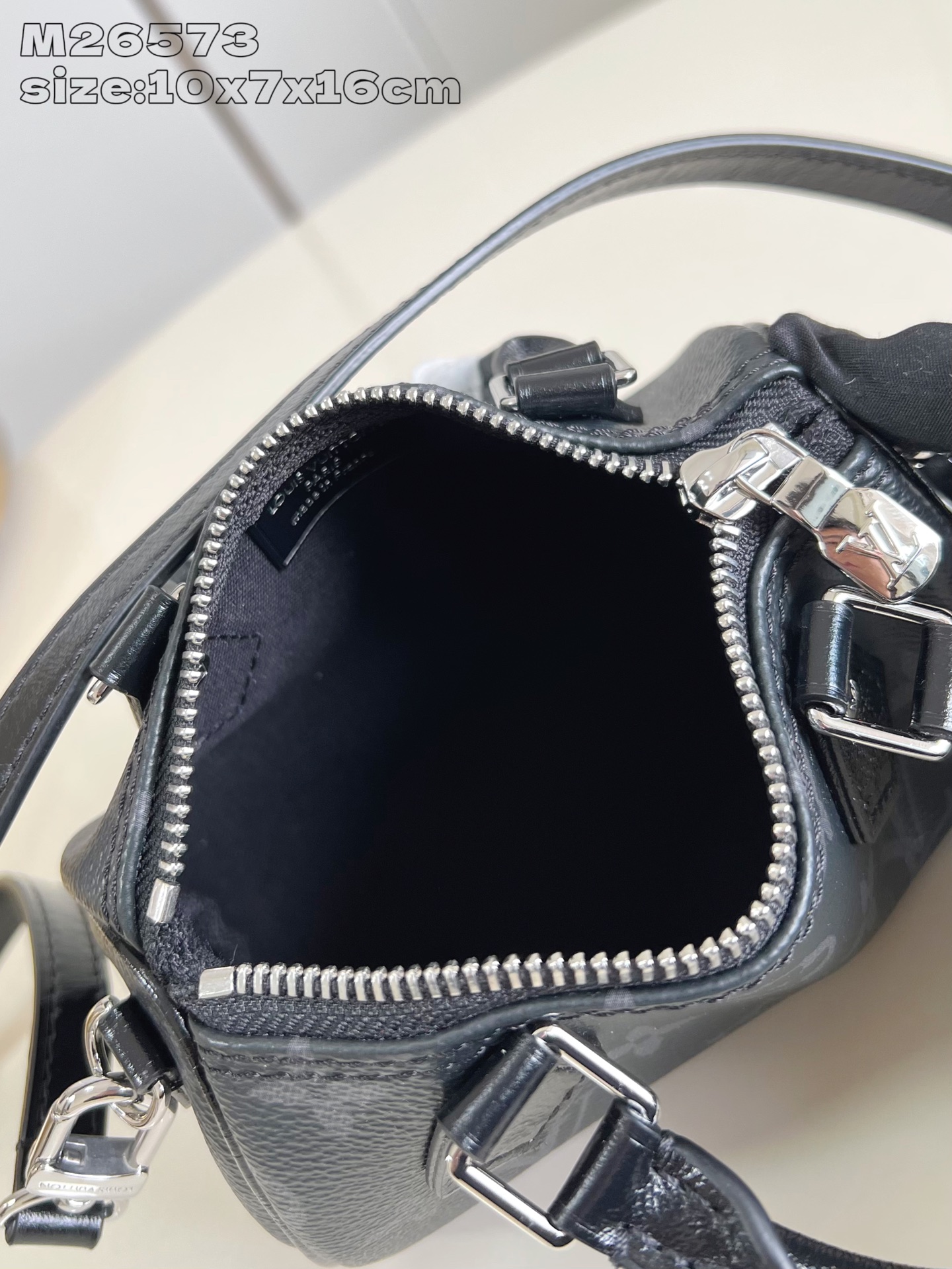 【顶级原单 M26573/全钢版 】本款 Nano Speedy 手袋采用帆布塑造玲珑构型，以 Mono