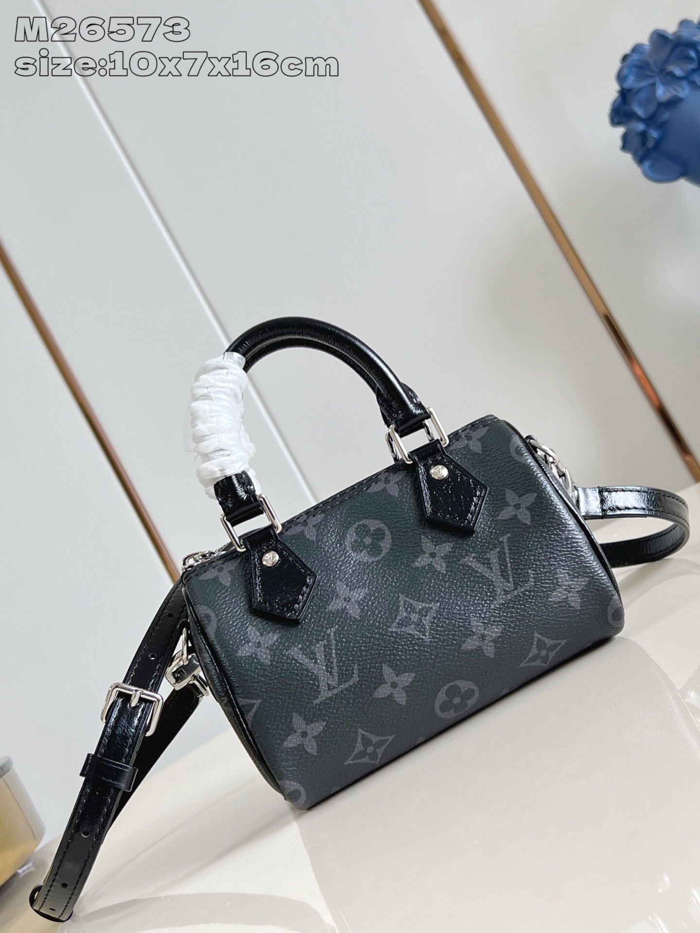 【顶级原单 M26573/全钢版 】本款 Nano Speedy 手袋采用帆布塑造玲珑构型，以 Mono