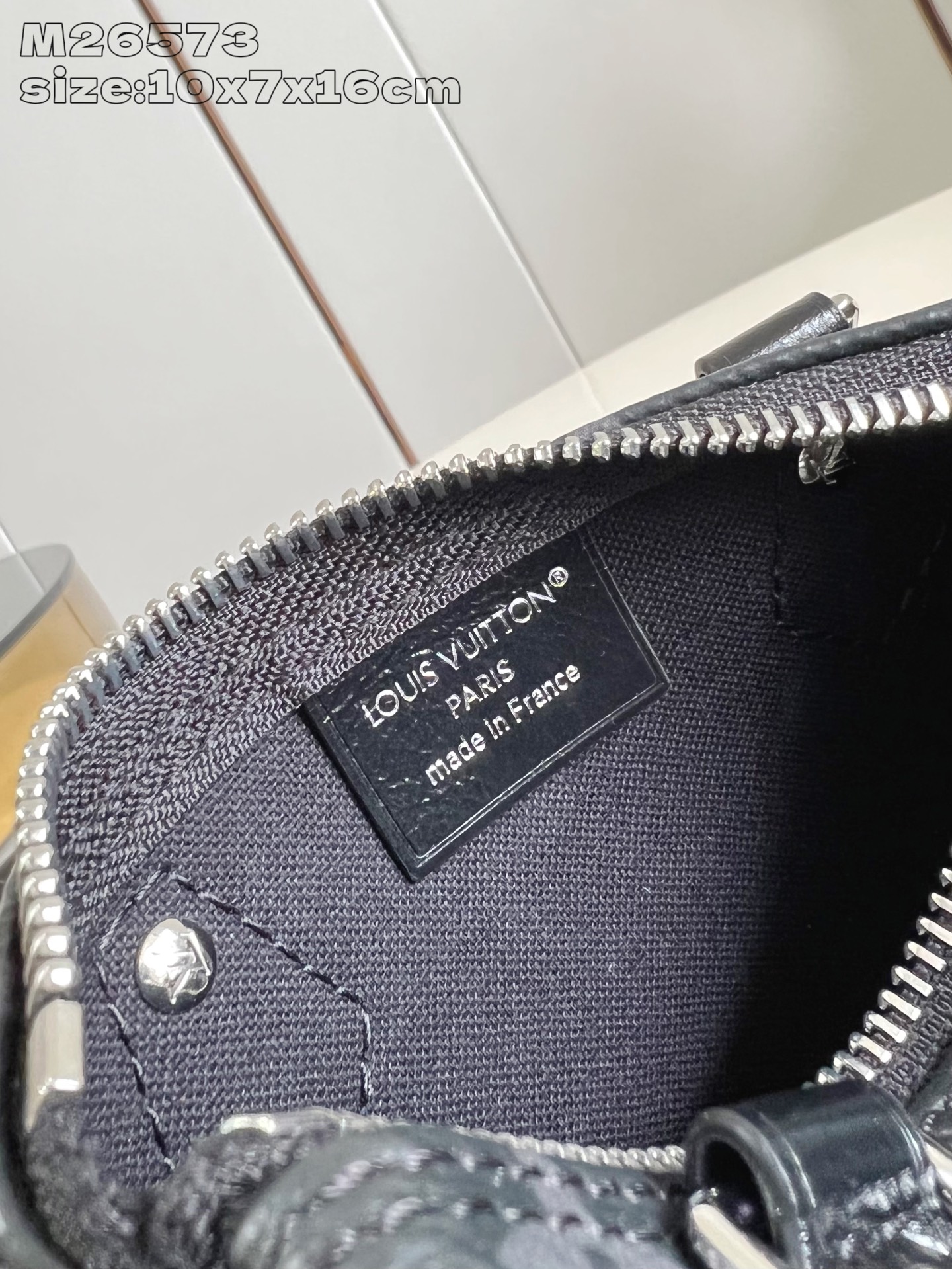 【顶级原单 M26573/全钢版 】本款 Nano Speedy 手袋采用帆布塑造玲珑构型，以 Mono