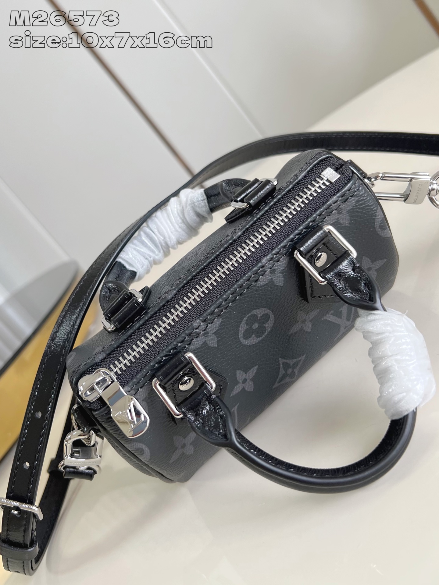 【顶级原单 M26573/全钢版 】本款 Nano Speedy 手袋采用帆布塑造玲珑构型，以 Mono