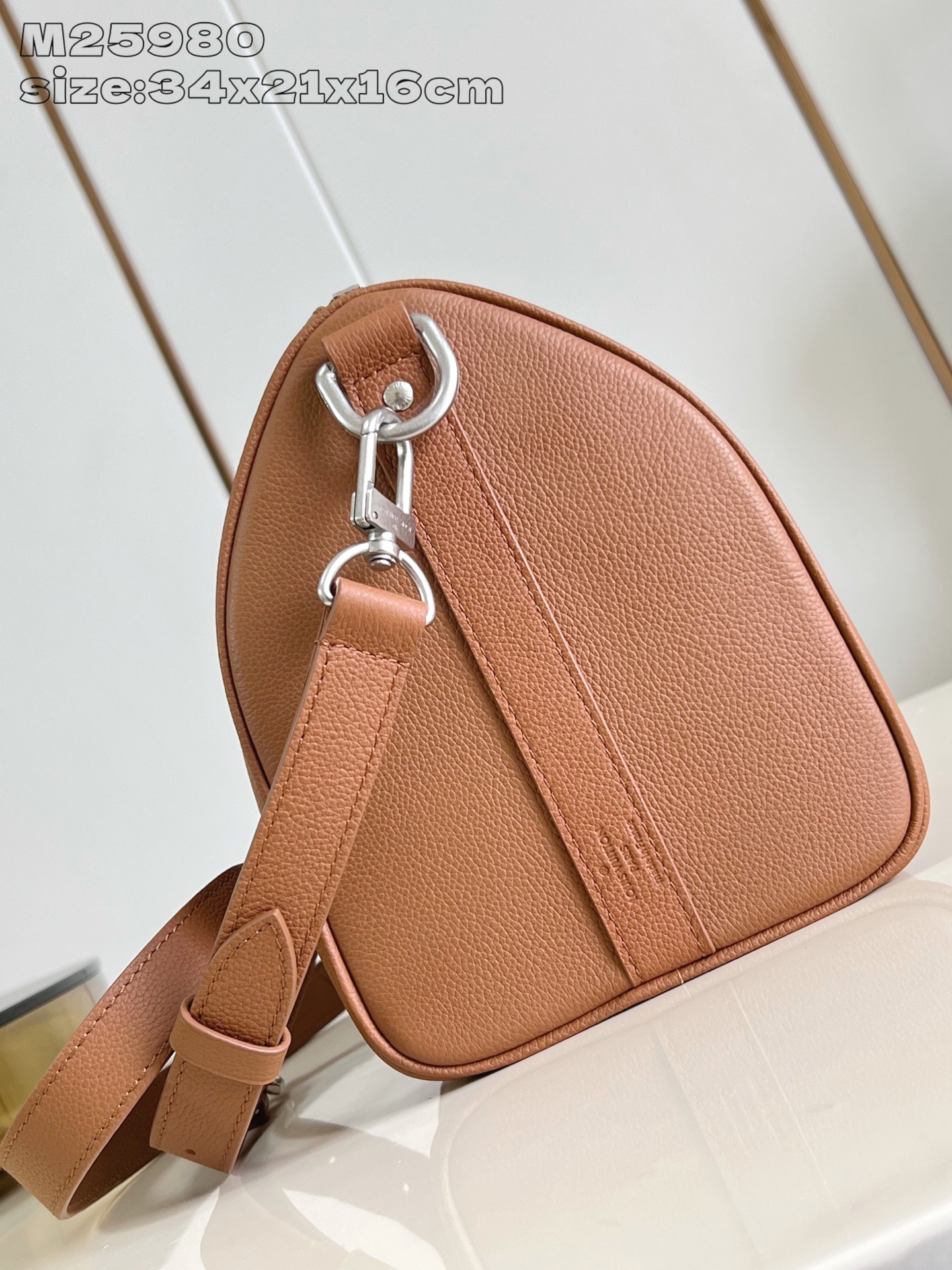 【顶级原单 M25980 】這款Keepall Bandoulière 35設計實用百搭，選用蠟面小牛皮