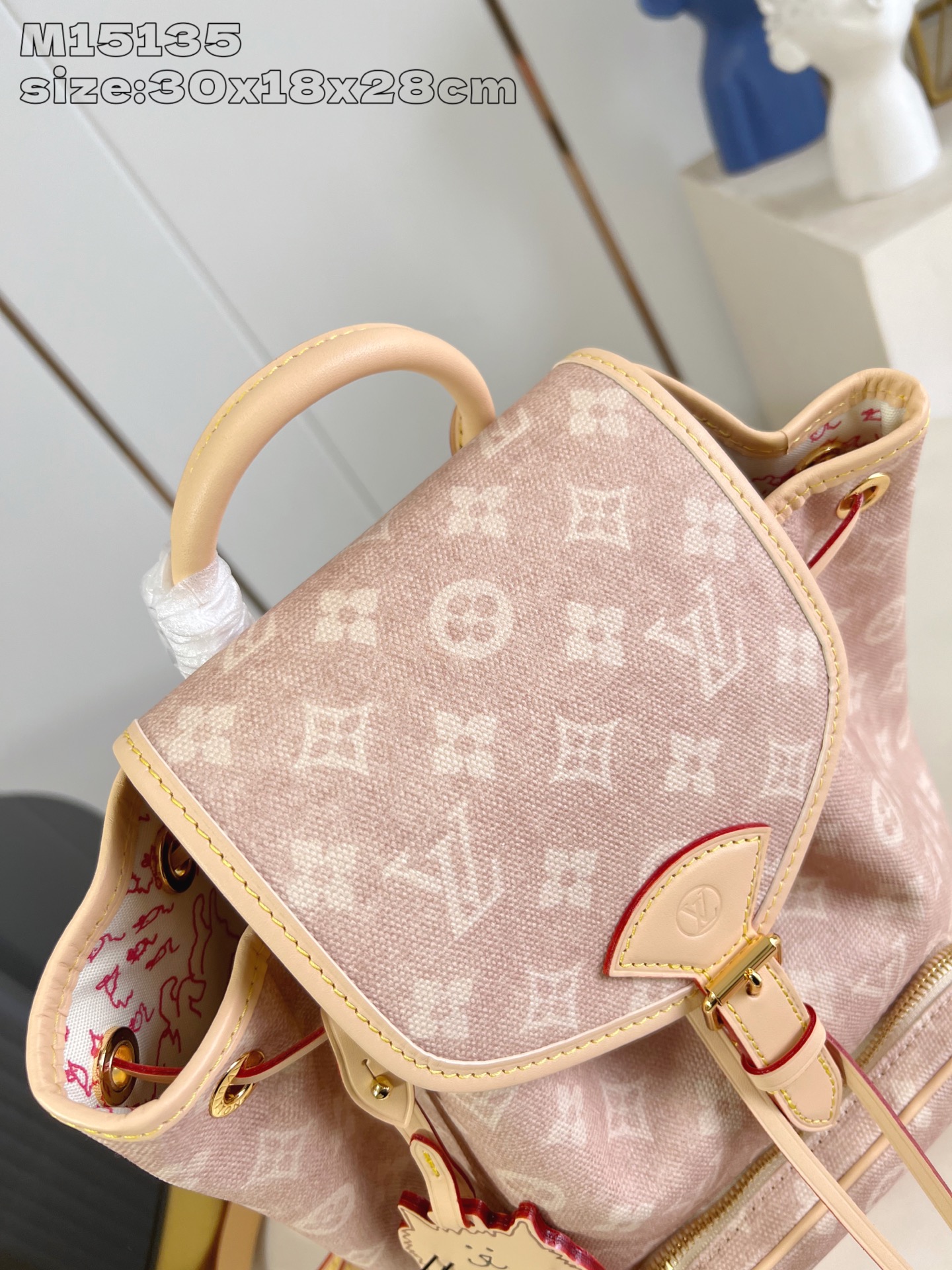 【顶级原单 M15135 】本款 Montsouris 小号双肩包出自 LV Travels With 