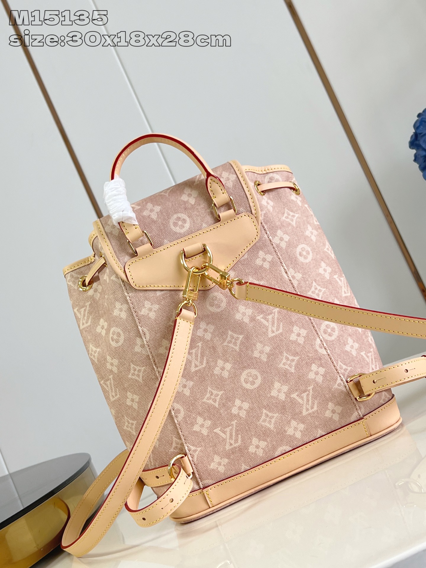 【顶级原单 M15135 】本款 Montsouris 小号双肩包出自 LV Travels With 