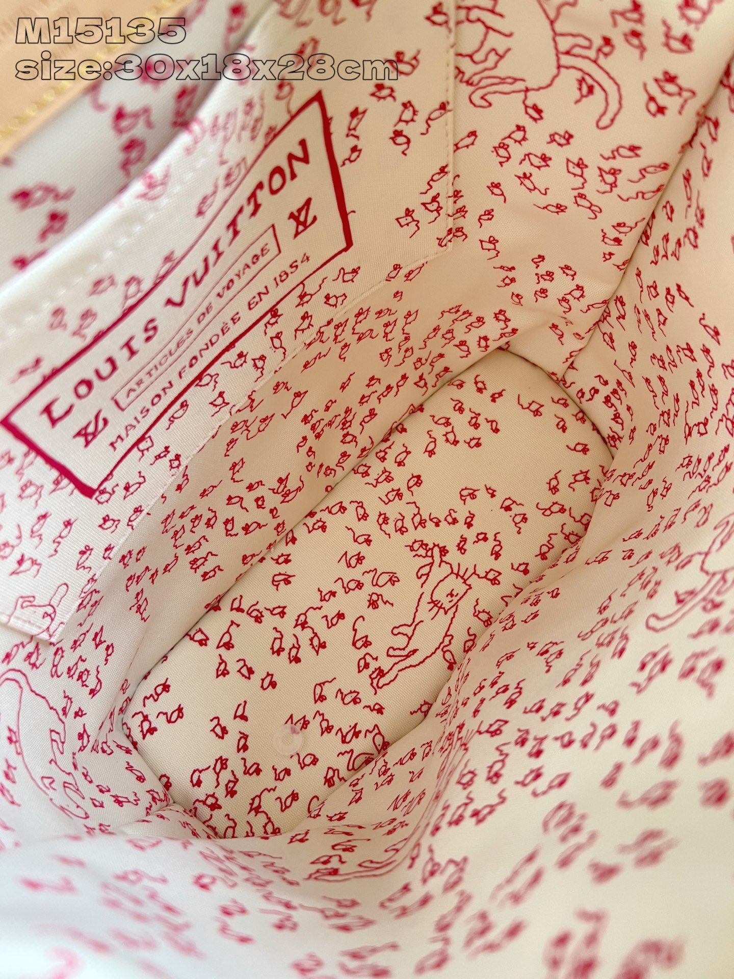 【顶级原单 M15135 】本款 Montsouris 小号双肩包出自 LV Travels With 