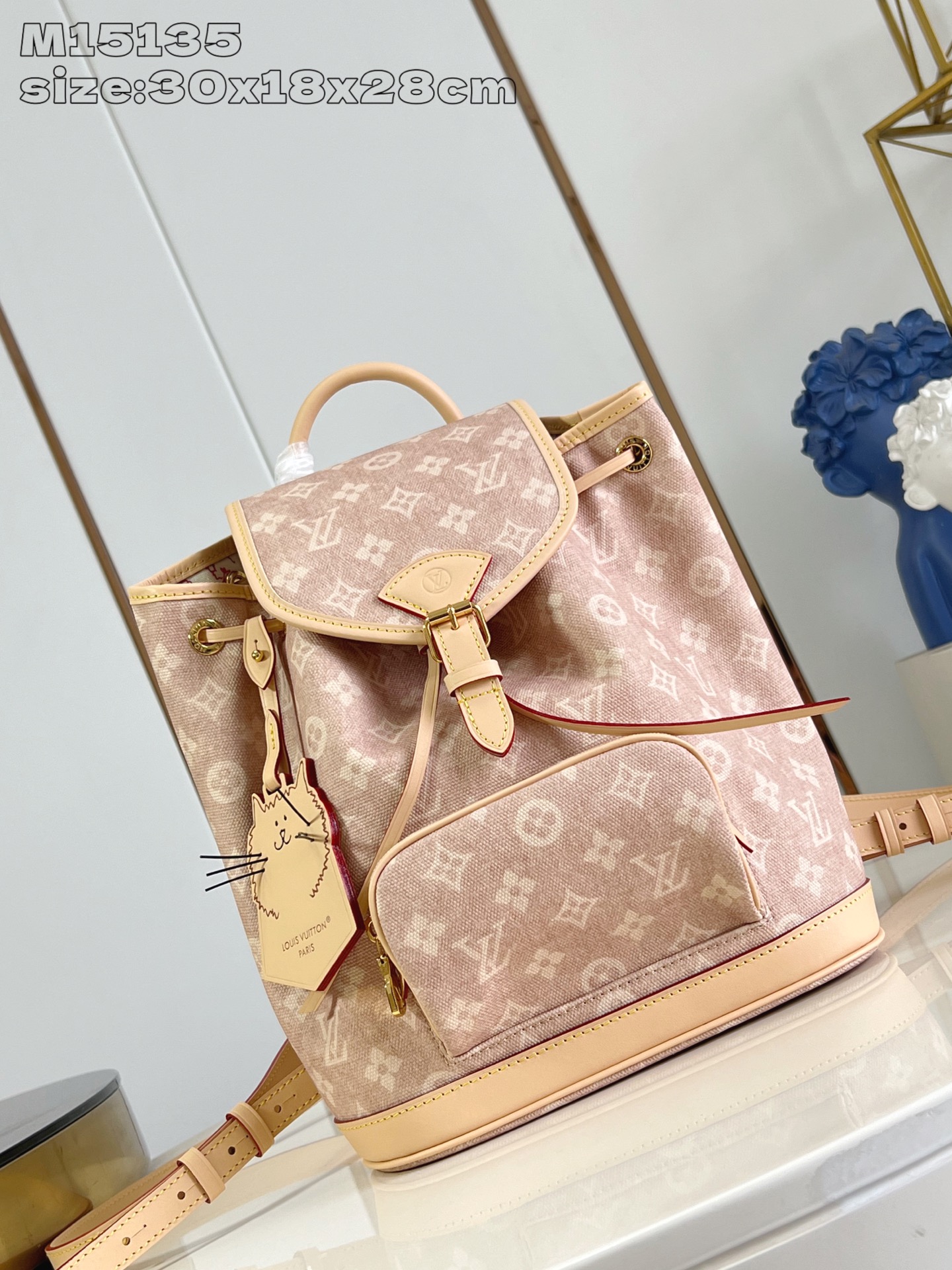 【顶级原单 M15135 】本款 Montsouris 小号双肩包出自 LV Travels With 