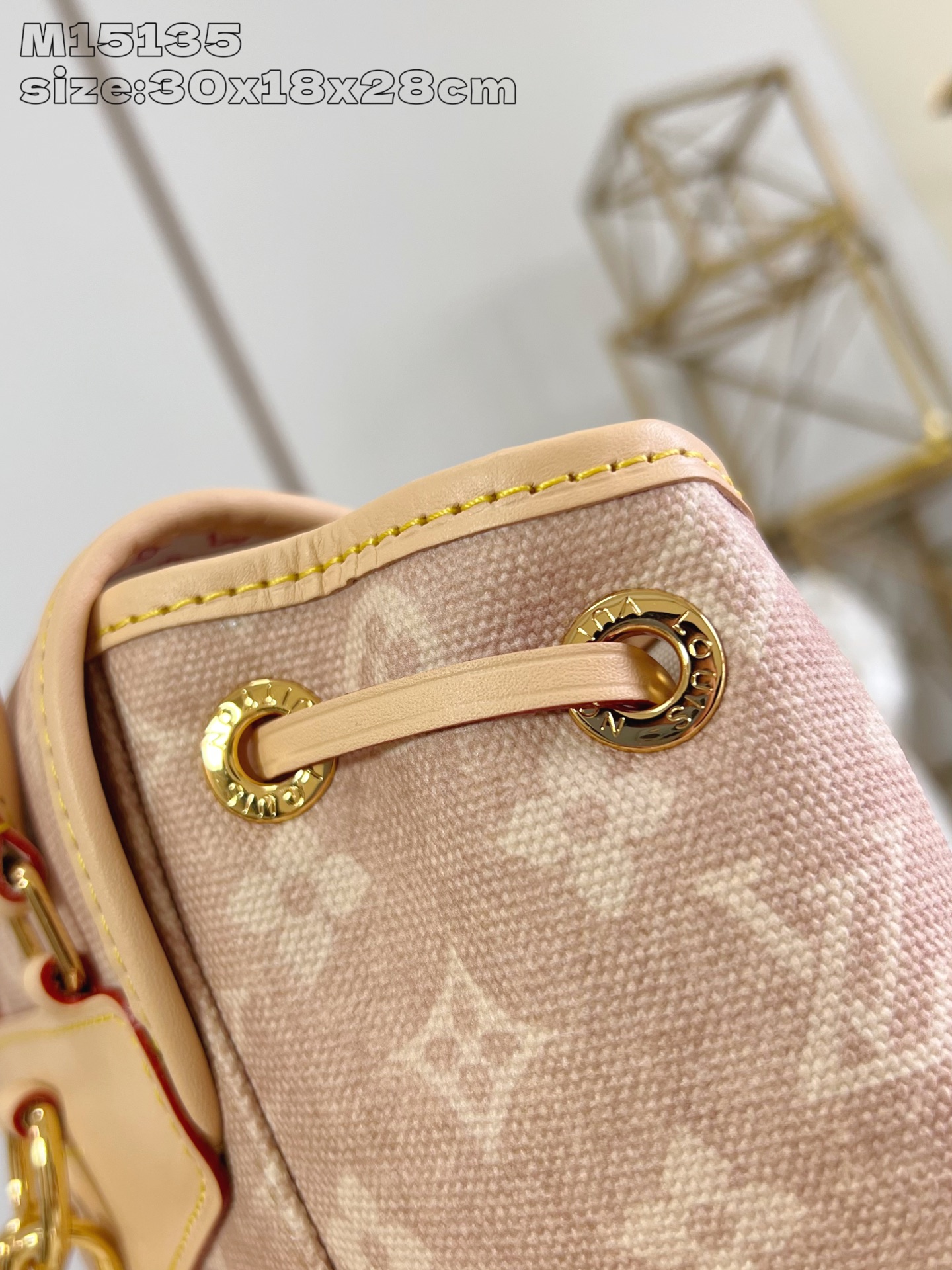 【顶级原单 M15135 】本款 Montsouris 小号双肩包出自 LV Travels With 