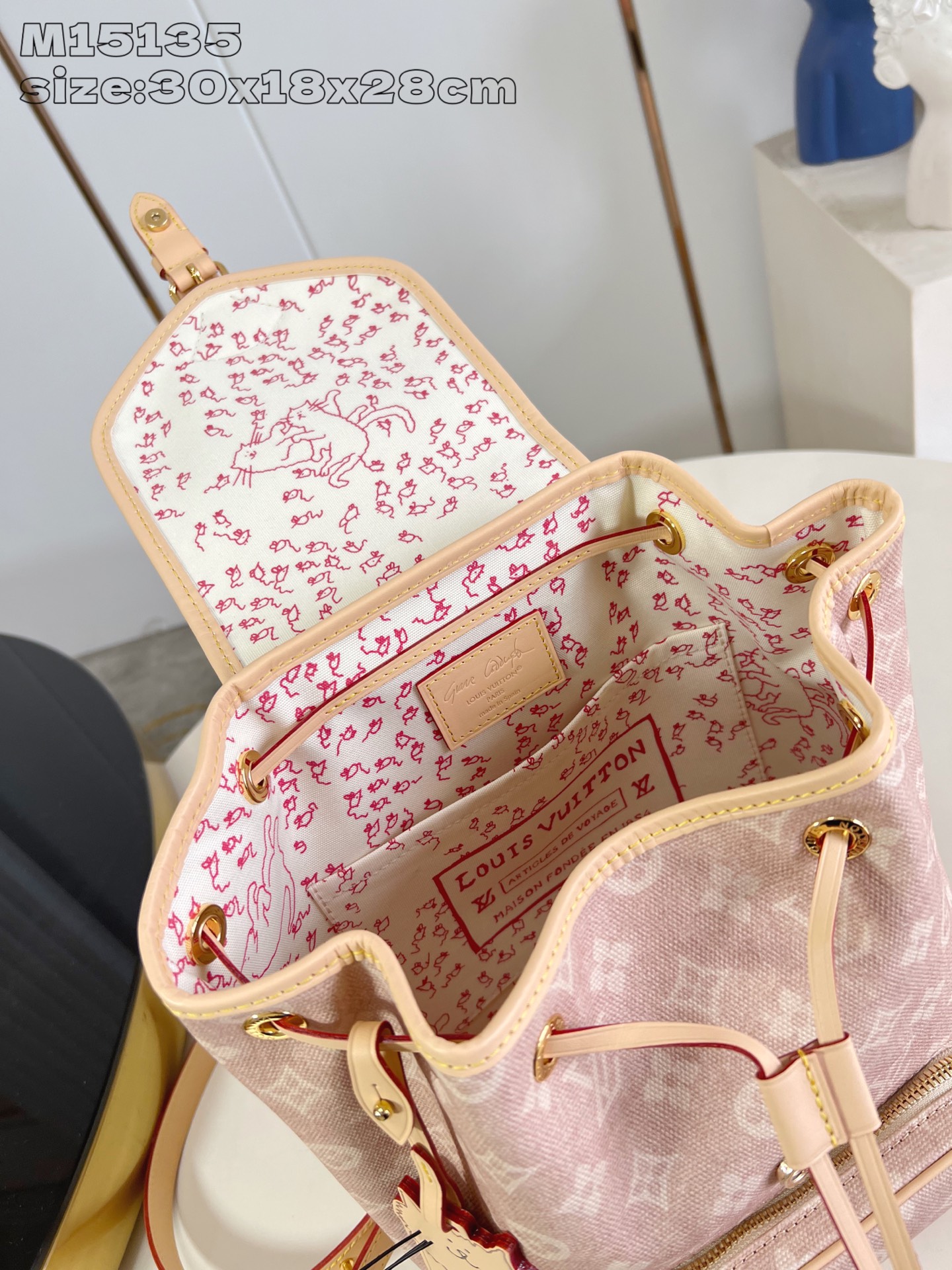 【顶级原单 M15135 】本款 Montsouris 小号双肩包出自 LV Travels With 