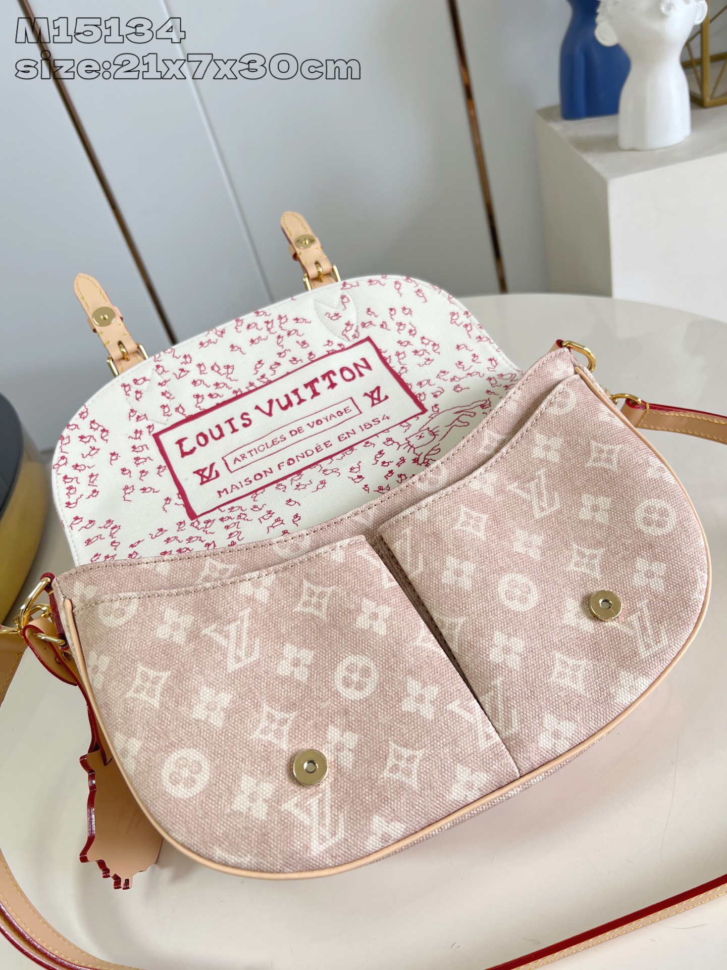 【顶级原单 M15134 】Escape 手袋本次瞩目亮相 LV Travels With Grace 