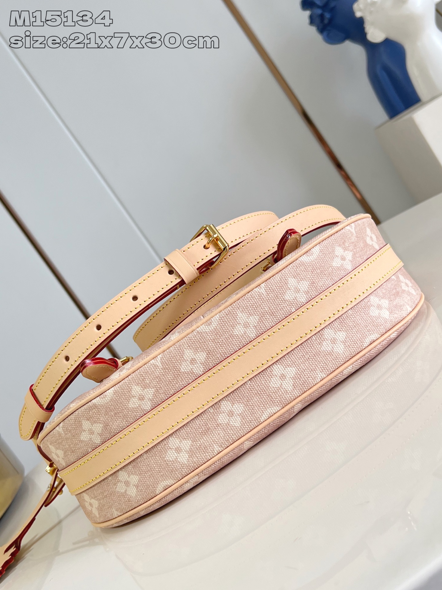 【顶级原单 M15134 】Escape 手袋本次瞩目亮相 LV Travels With Grace 