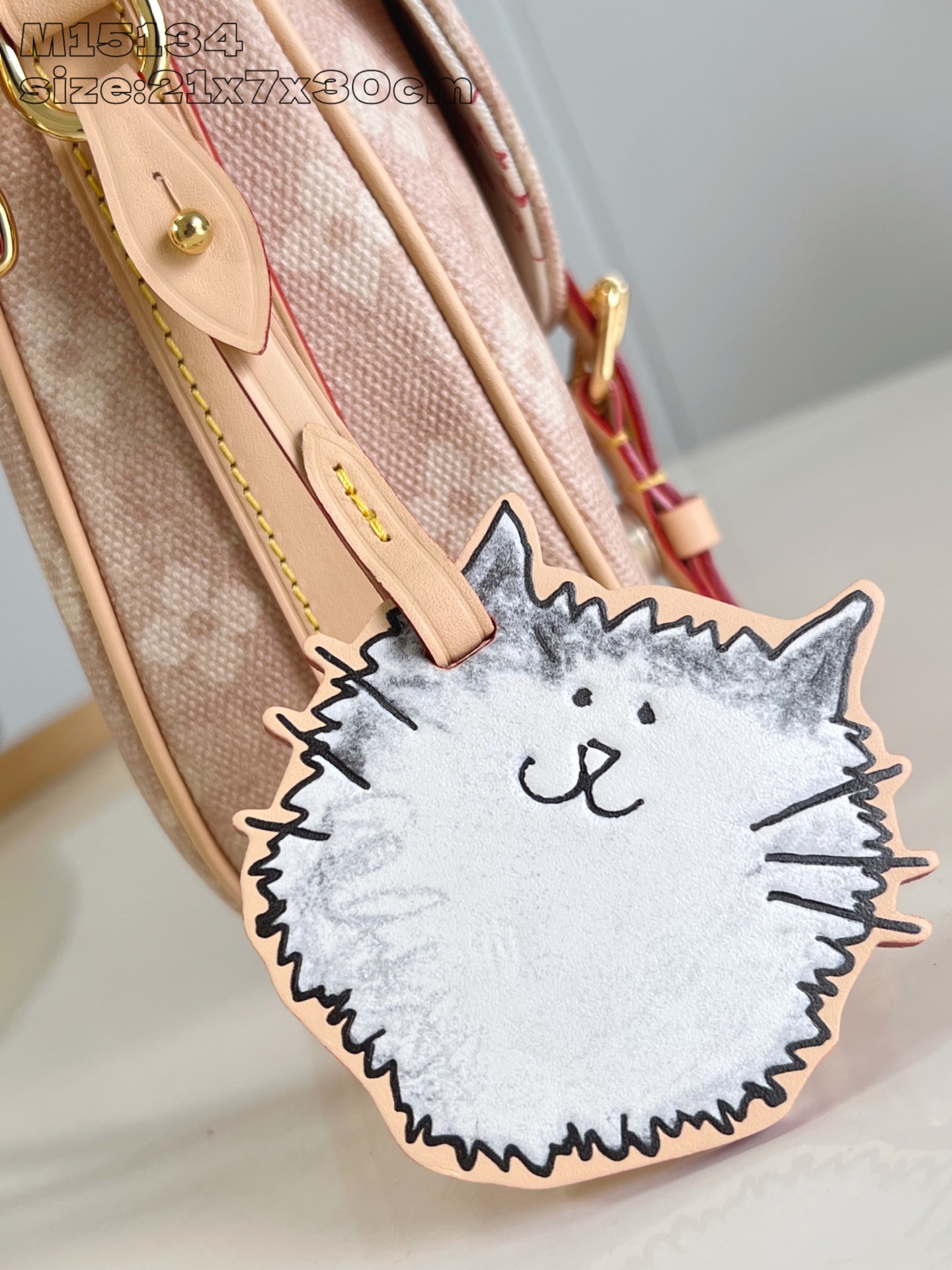 【顶级原单 M15134 】Escape 手袋本次瞩目亮相 LV Travels With Grace 