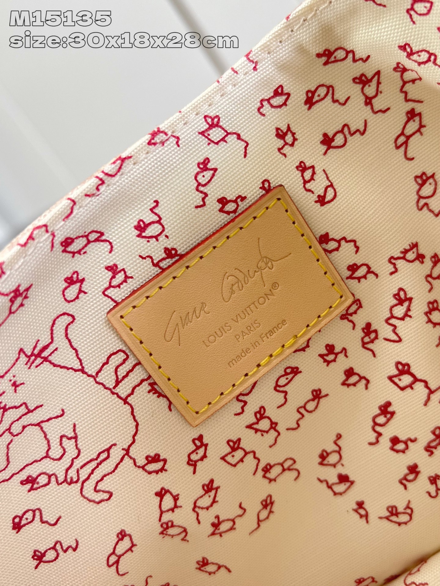 【顶级原单 M15134 】Escape 手袋本次瞩目亮相 LV Travels With Grace 