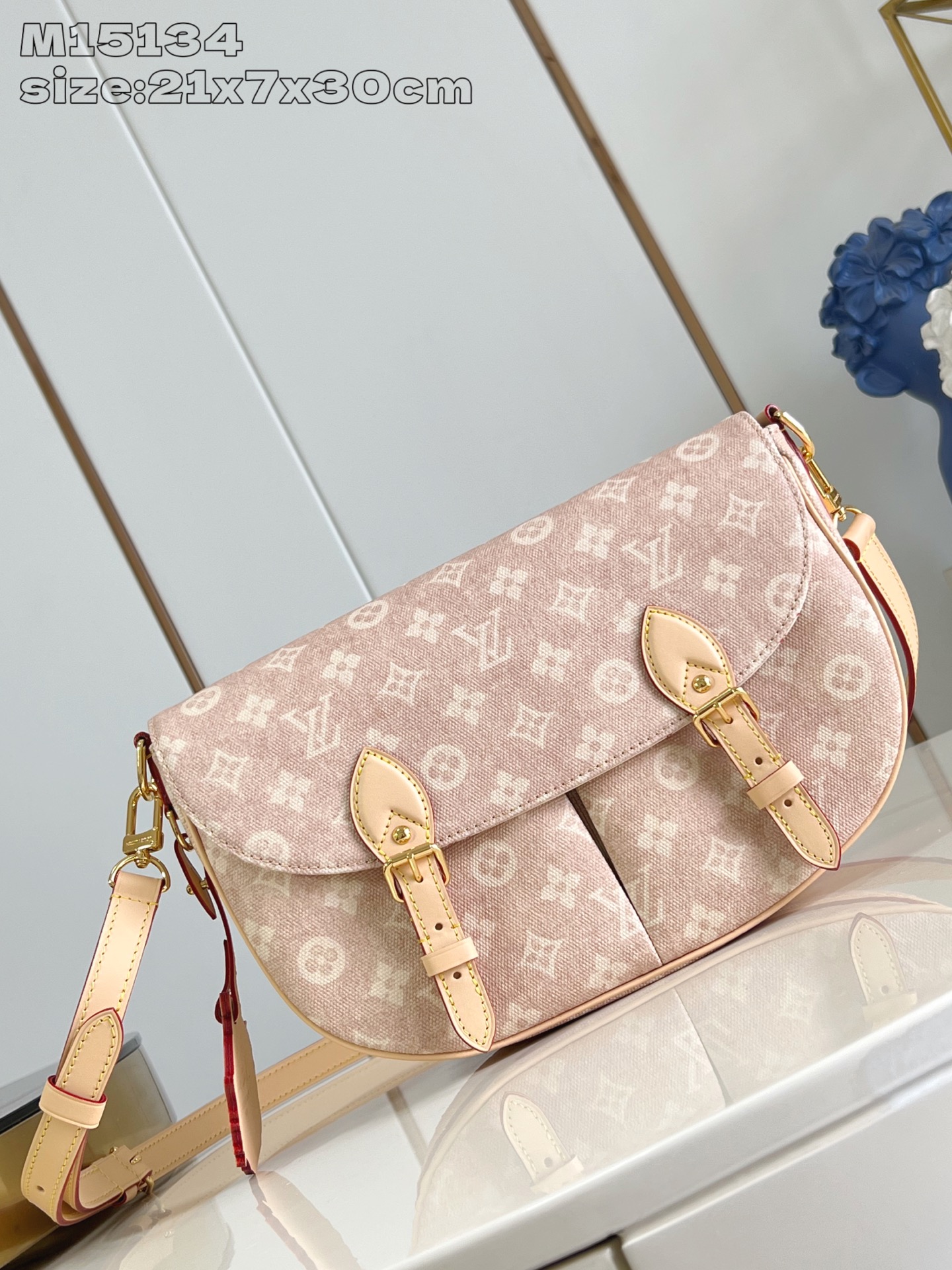 【顶级原单 M15134 】Escape 手袋本次瞩目亮相 LV Travels With Grace 