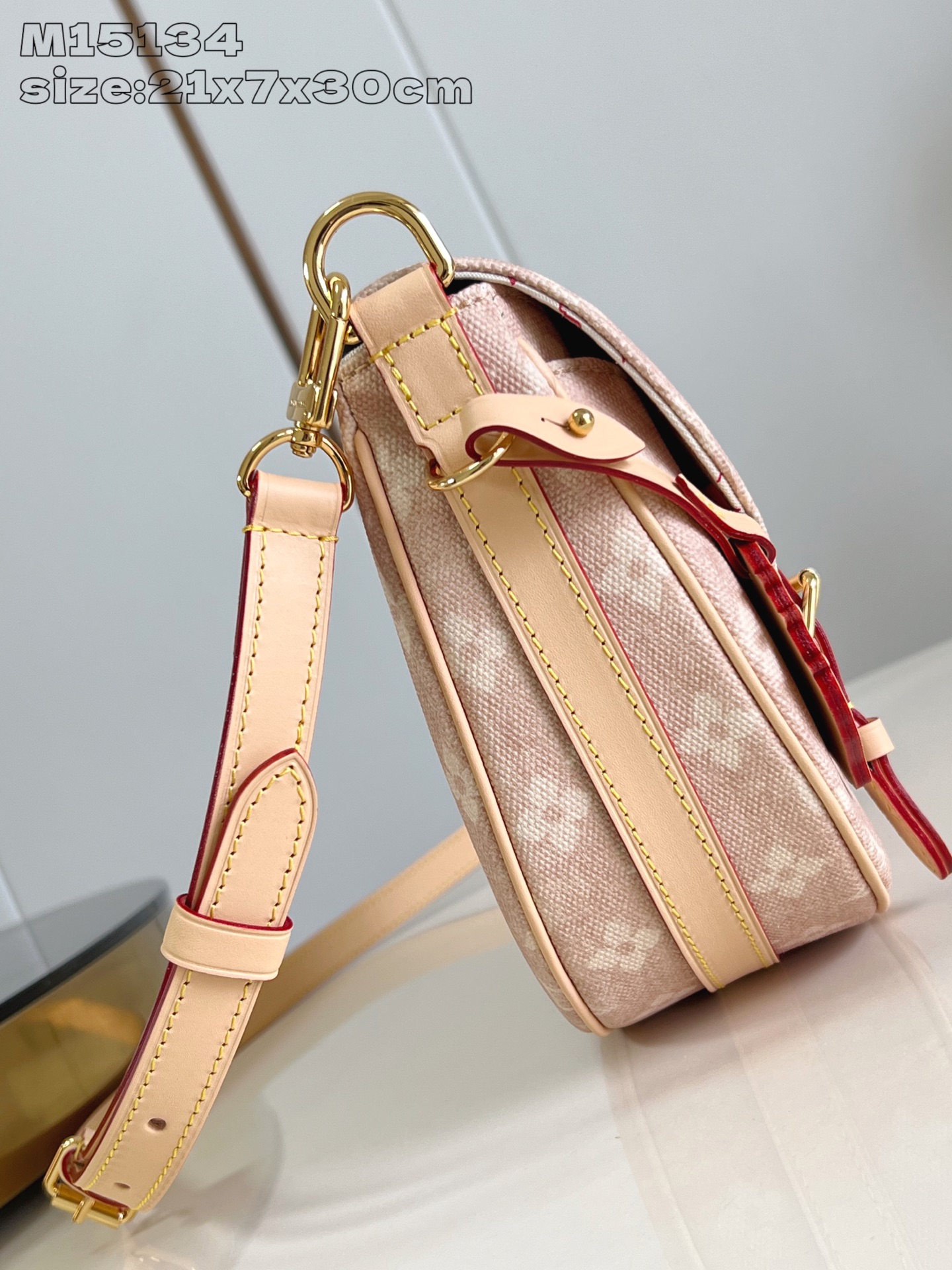 【顶级原单 M15134 】Escape 手袋本次瞩目亮相 LV Travels With Grace 