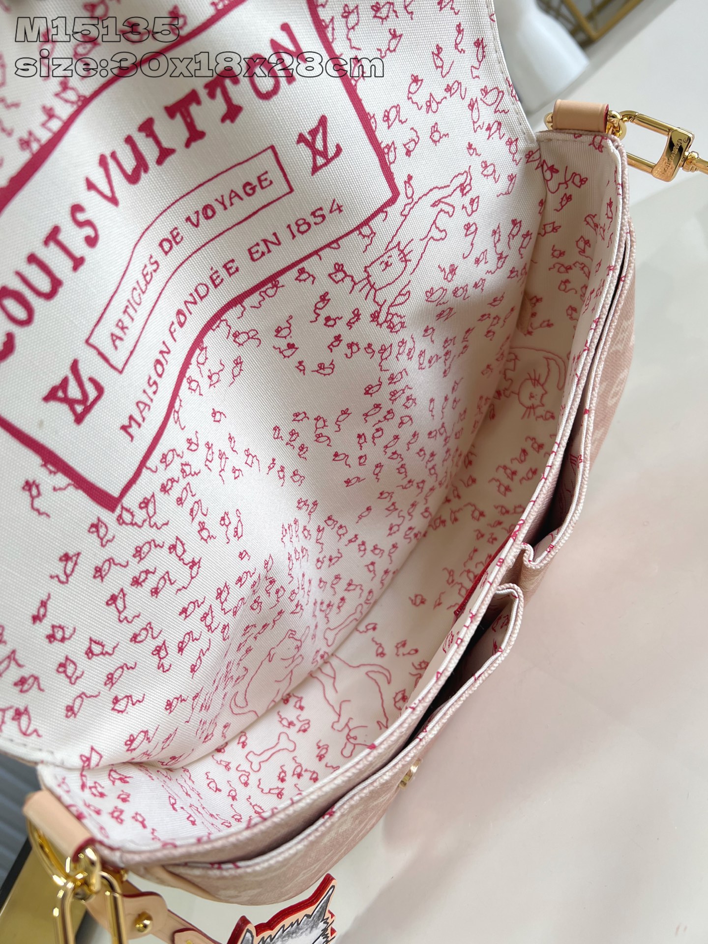 【顶级原单 M15134 】Escape 手袋本次瞩目亮相 LV Travels With Grace 