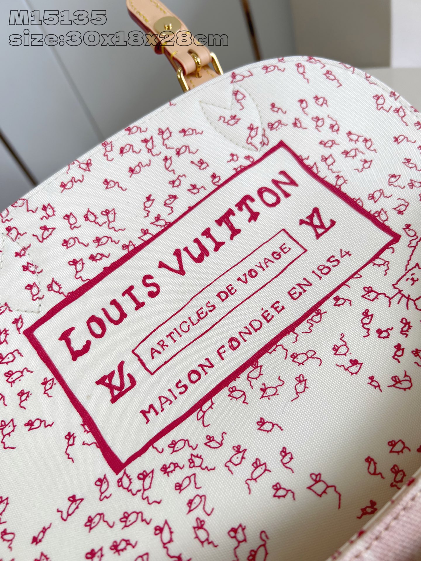 【顶级原单 M15134 】Escape 手袋本次瞩目亮相 LV Travels With Grace 