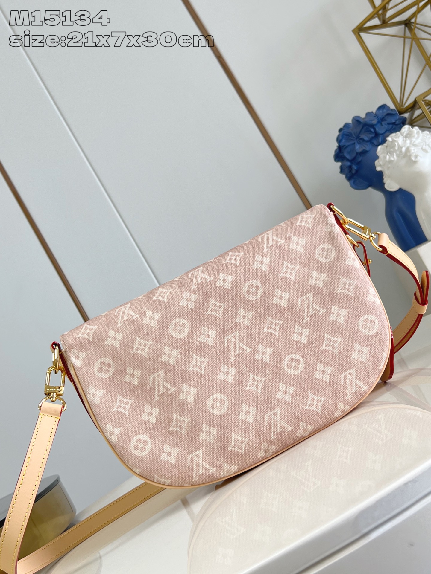 【顶级原单 M15134 】Escape 手袋本次瞩目亮相 LV Travels With Grace 