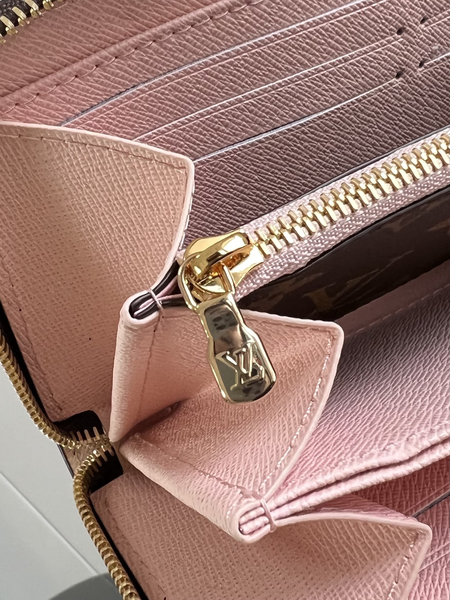 【顶级原单 M25256 】這款饒富玩味版本的標誌性拉鍊錢包是品牌於Vivienne Wintery T