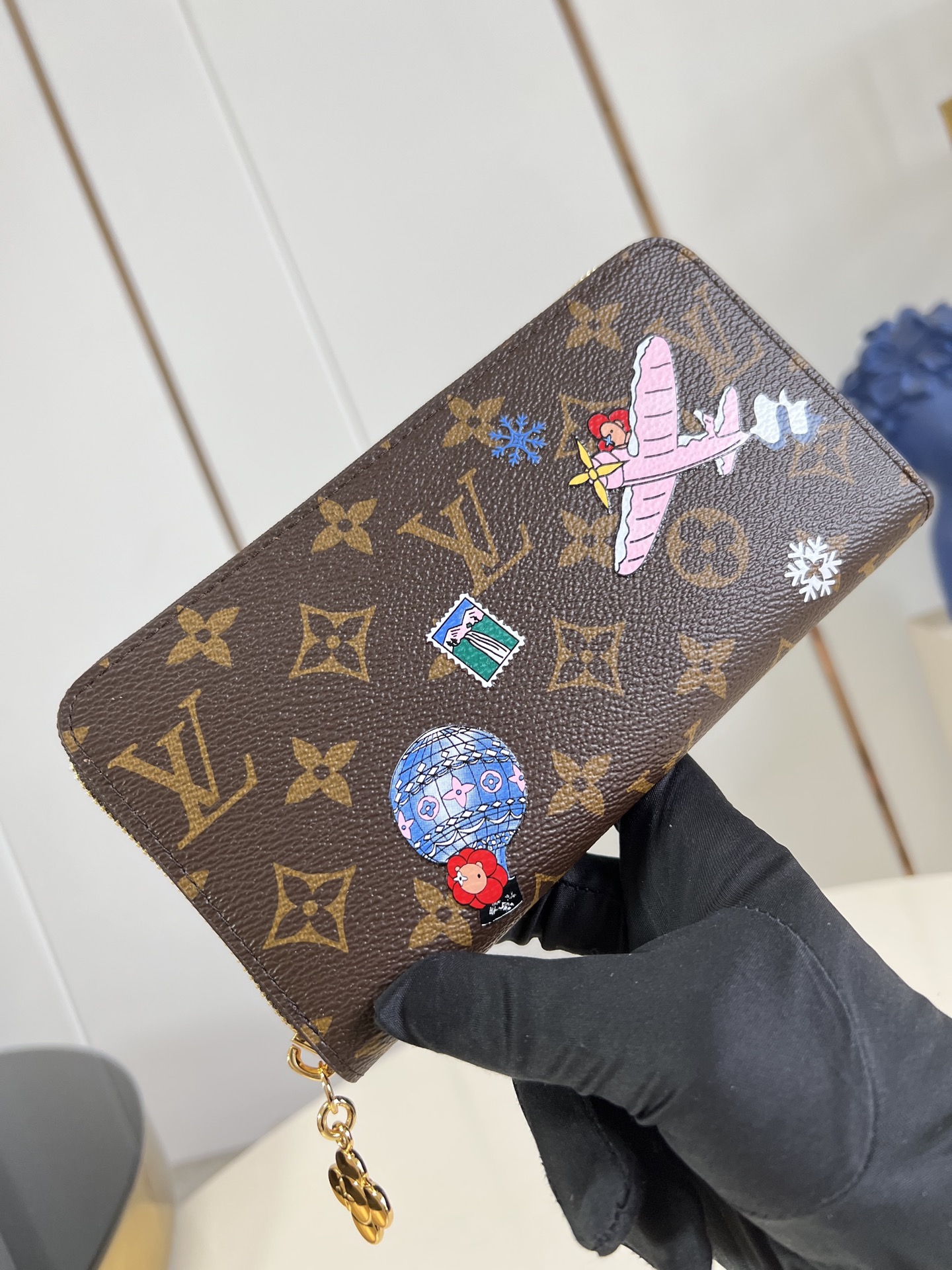 【顶级原单 M25256 】這款饒富玩味版本的標誌性拉鍊錢包是品牌於Vivienne Wintery T