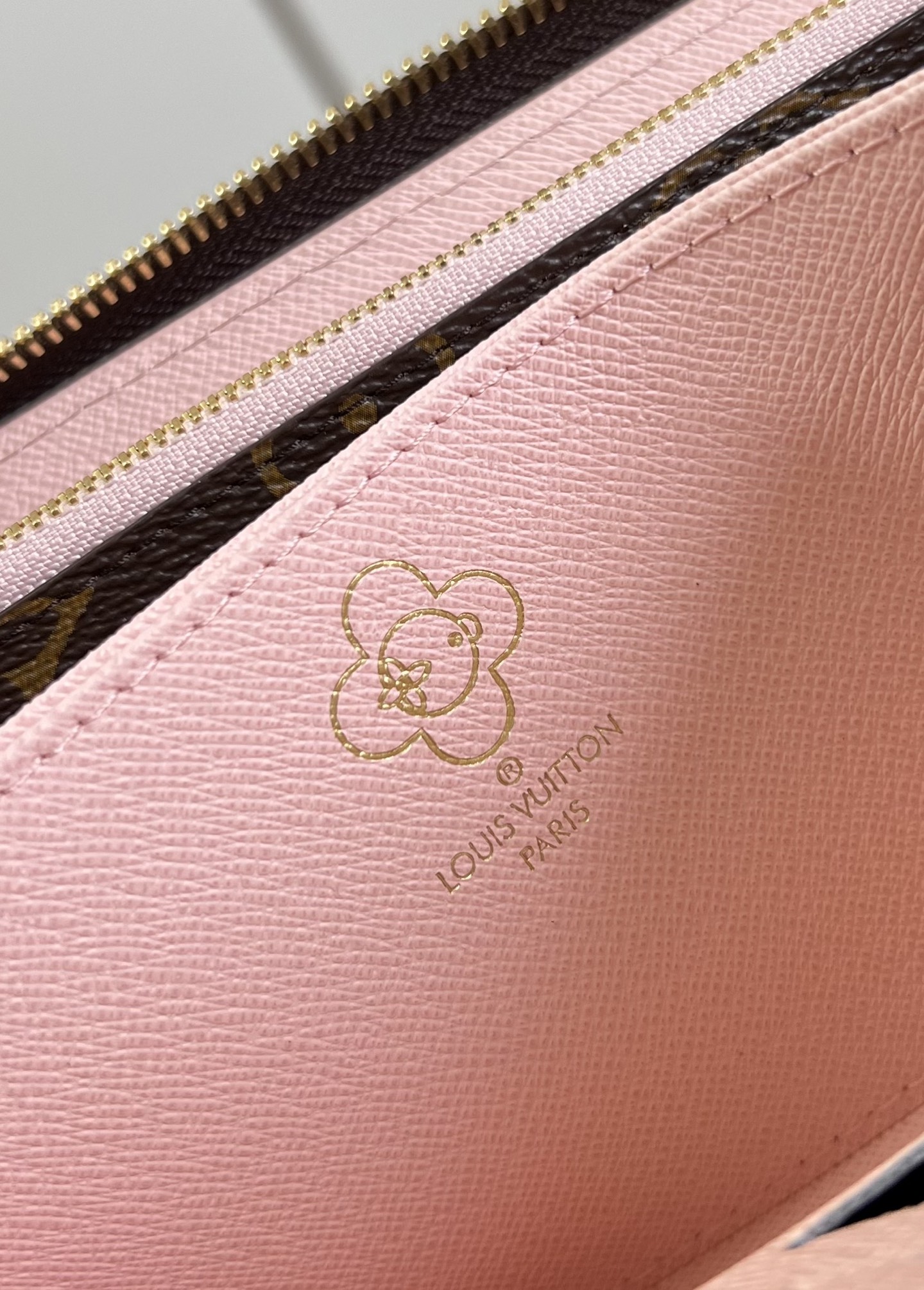 【顶级原单 M25256 】這款饒富玩味版本的標誌性拉鍊錢包是品牌於Vivienne Wintery T