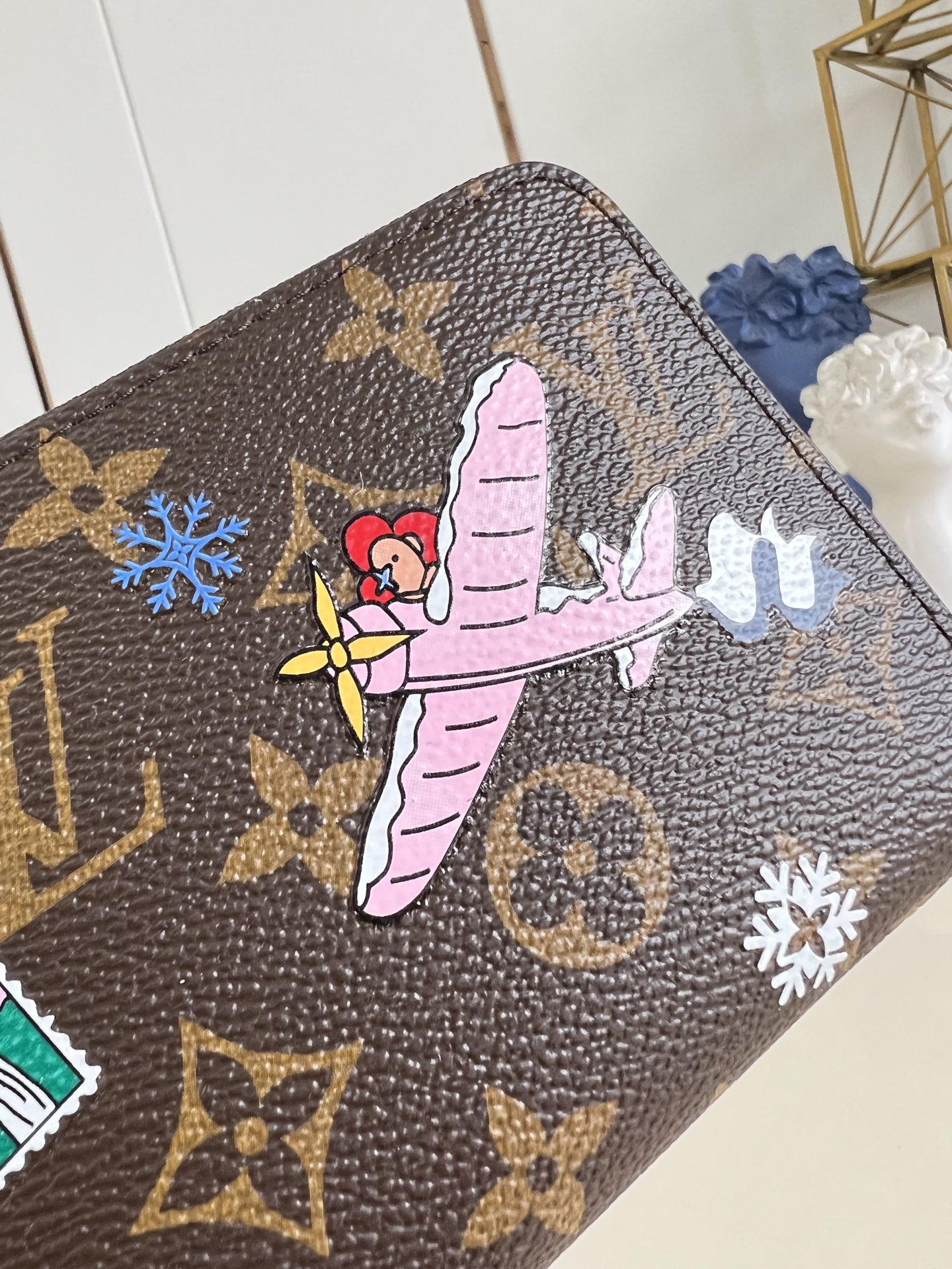 【顶级原单 M25256 】這款饒富玩味版本的標誌性拉鍊錢包是品牌於Vivienne Wintery T