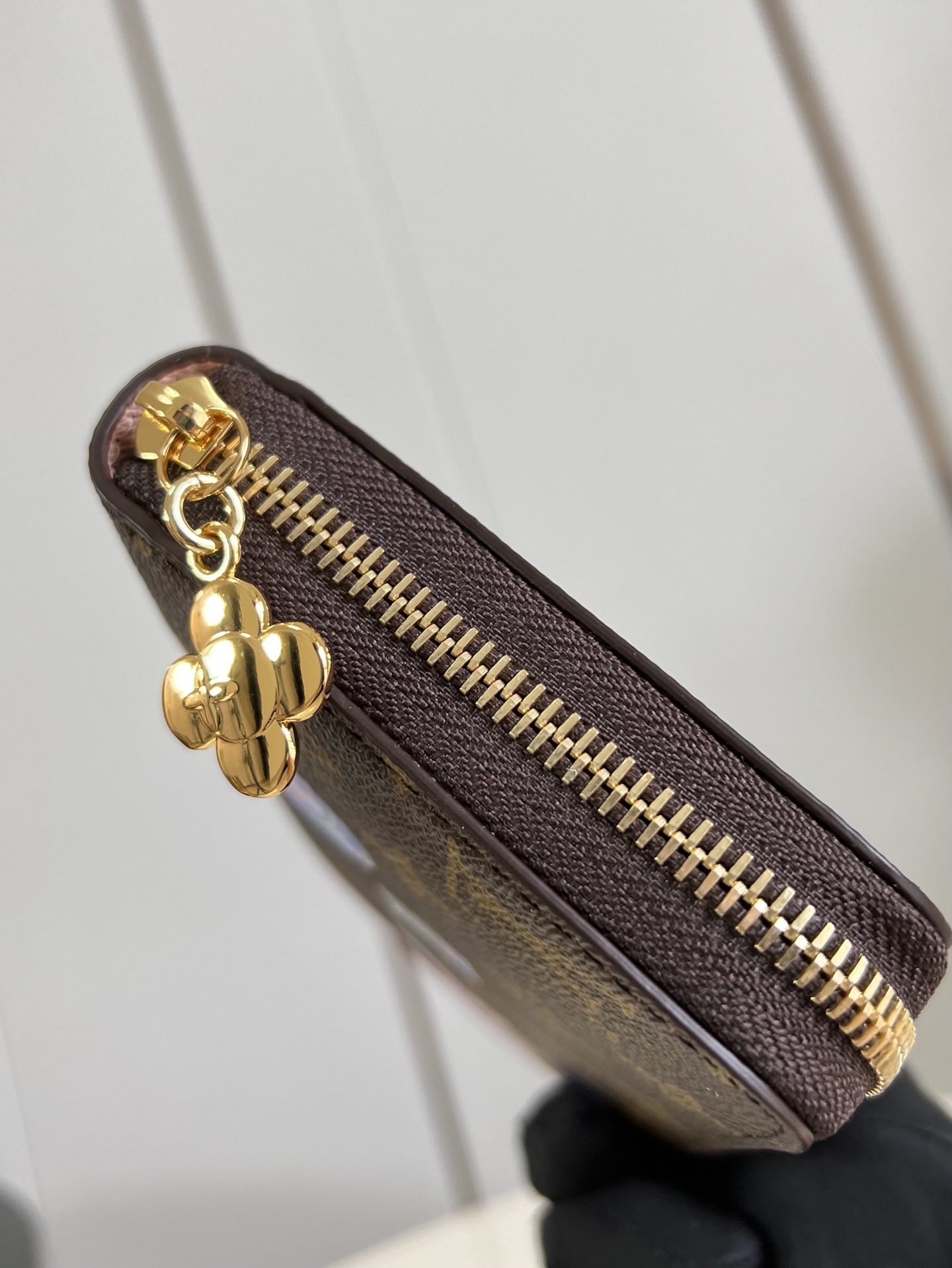 【顶级原单 M25256 】這款饒富玩味版本的標誌性拉鍊錢包是品牌於Vivienne Wintery T