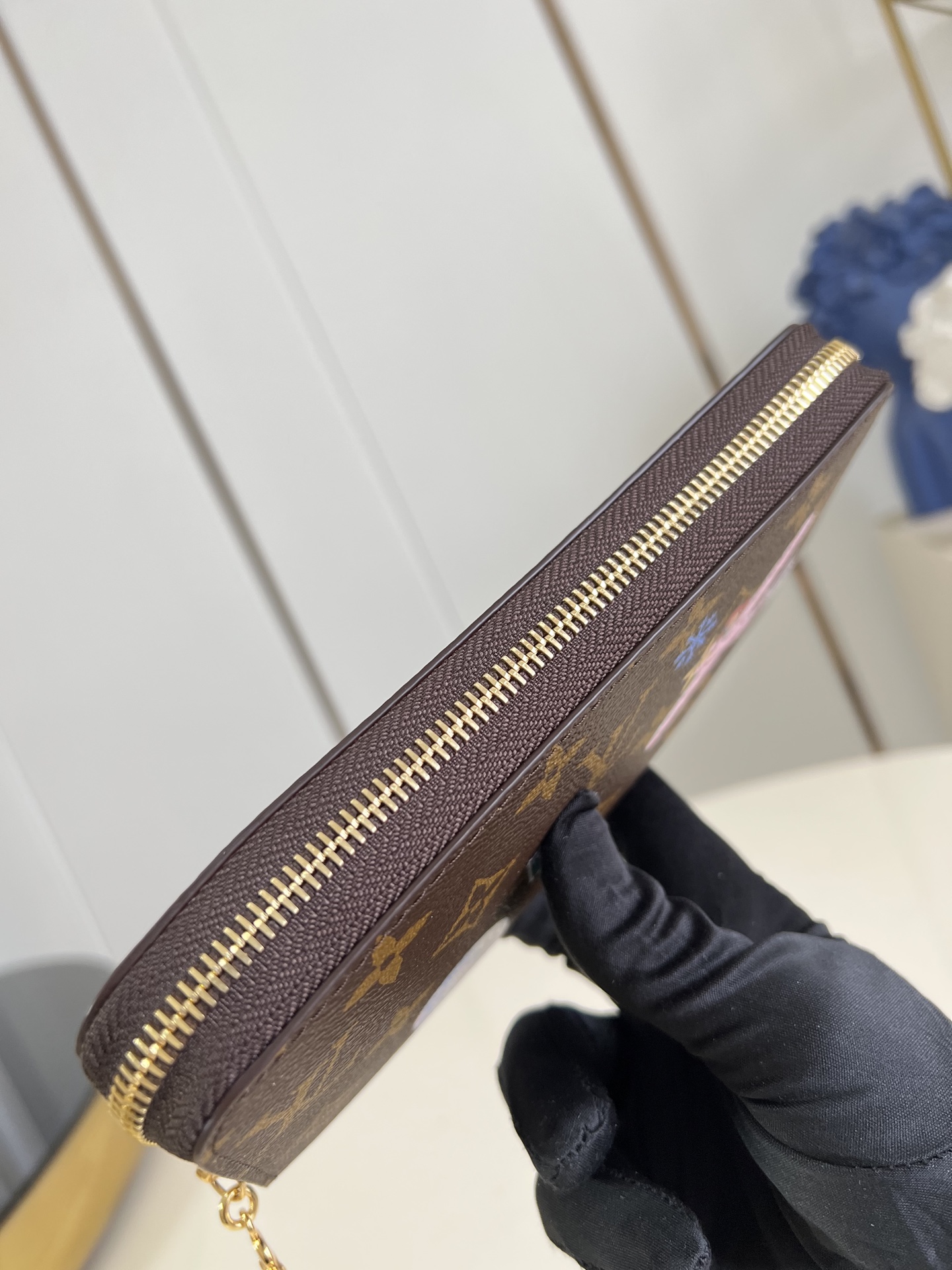 【顶级原单 M25256 】這款饒富玩味版本的標誌性拉鍊錢包是品牌於Vivienne Wintery T