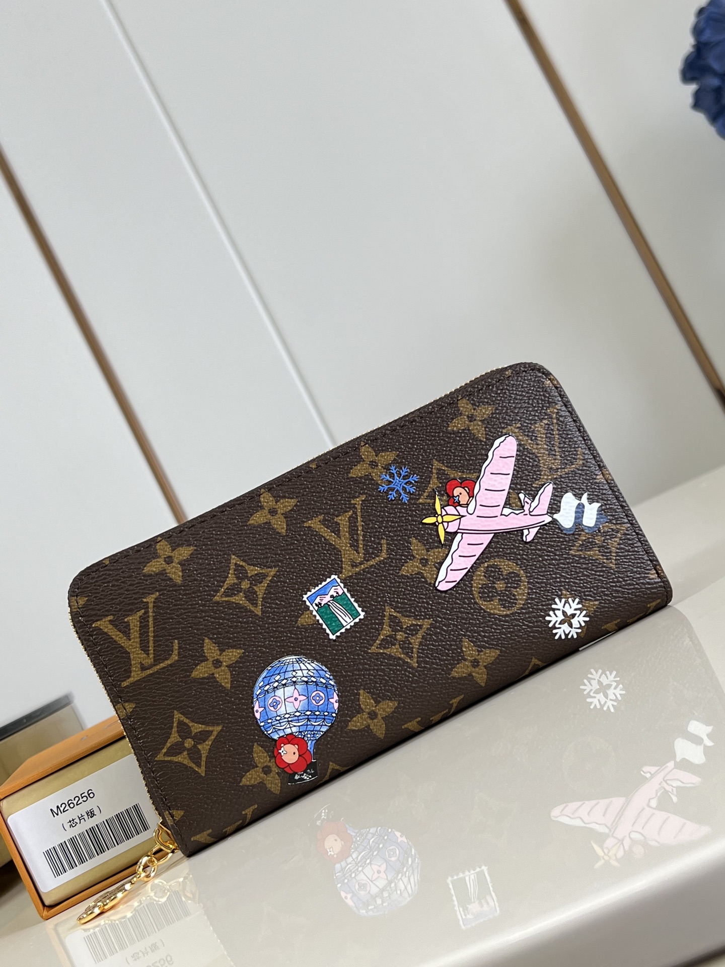 【顶级原单 M25256 】這款饒富玩味版本的標誌性拉鍊錢包是品牌於Vivienne Wintery T