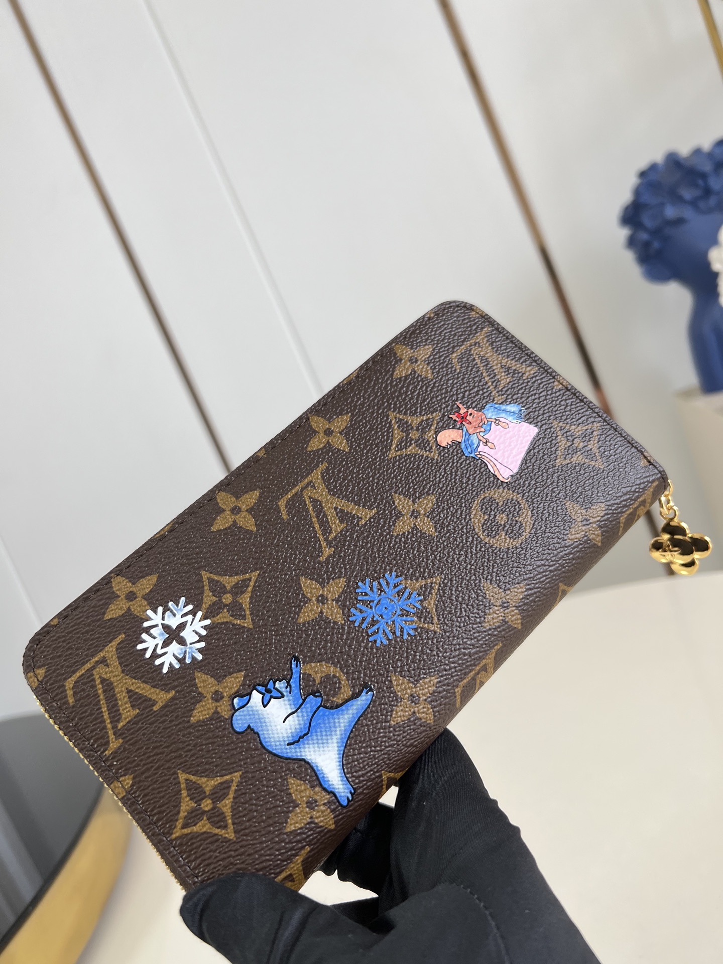 【顶级原单 M25256 】這款饒富玩味版本的標誌性拉鍊錢包是品牌於Vivienne Wintery T